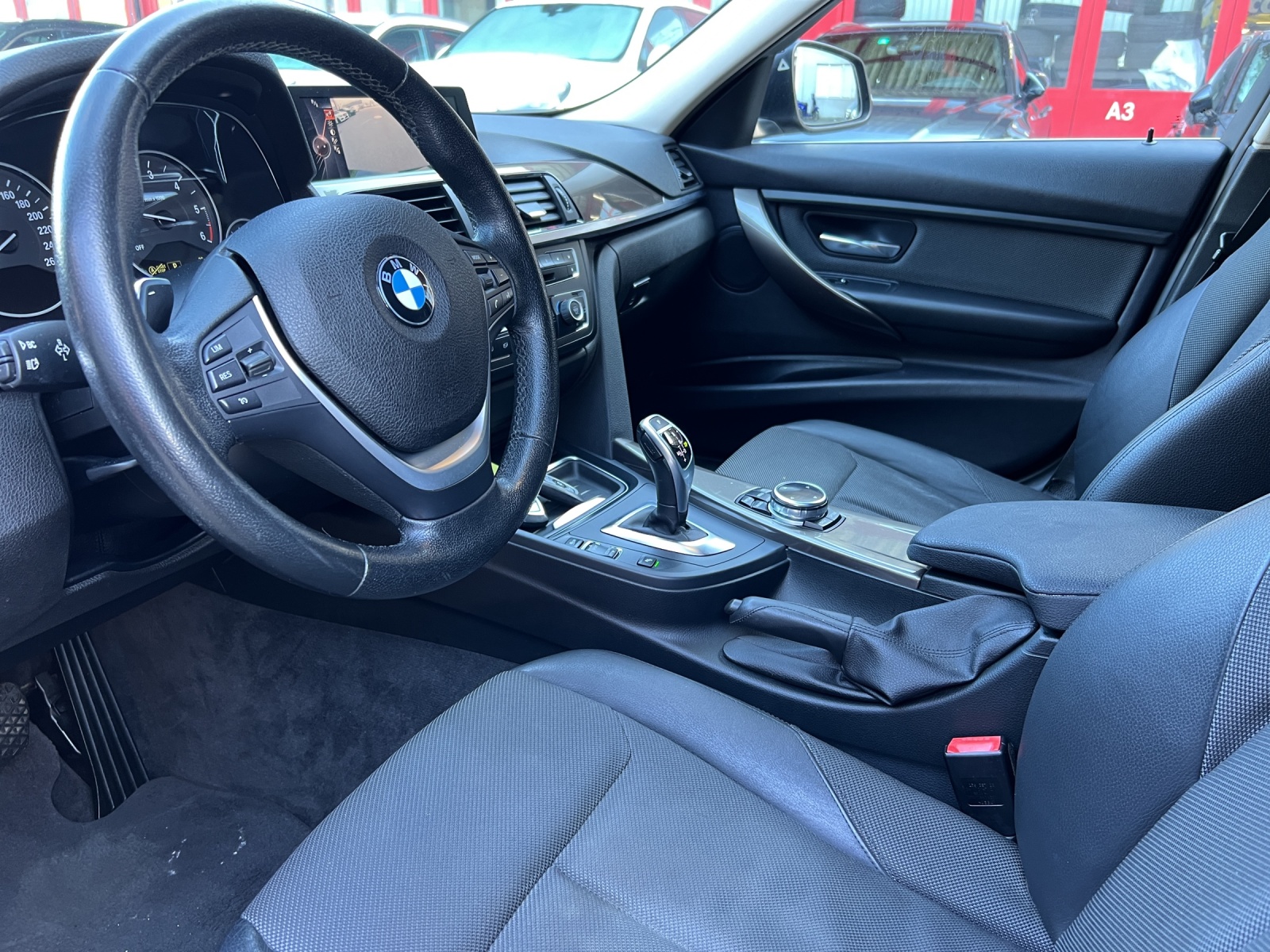 BMW 320d xDrive Touring Modern Line Steptronic-image-19