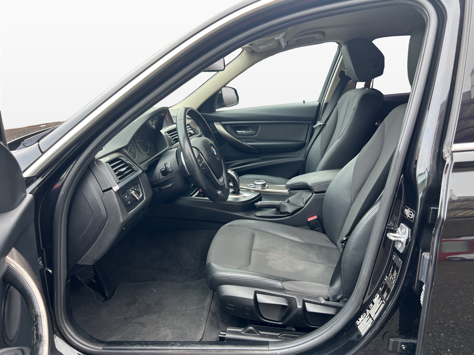 BMW 320d xDrive Touring Modern Line Steptronic-image-28