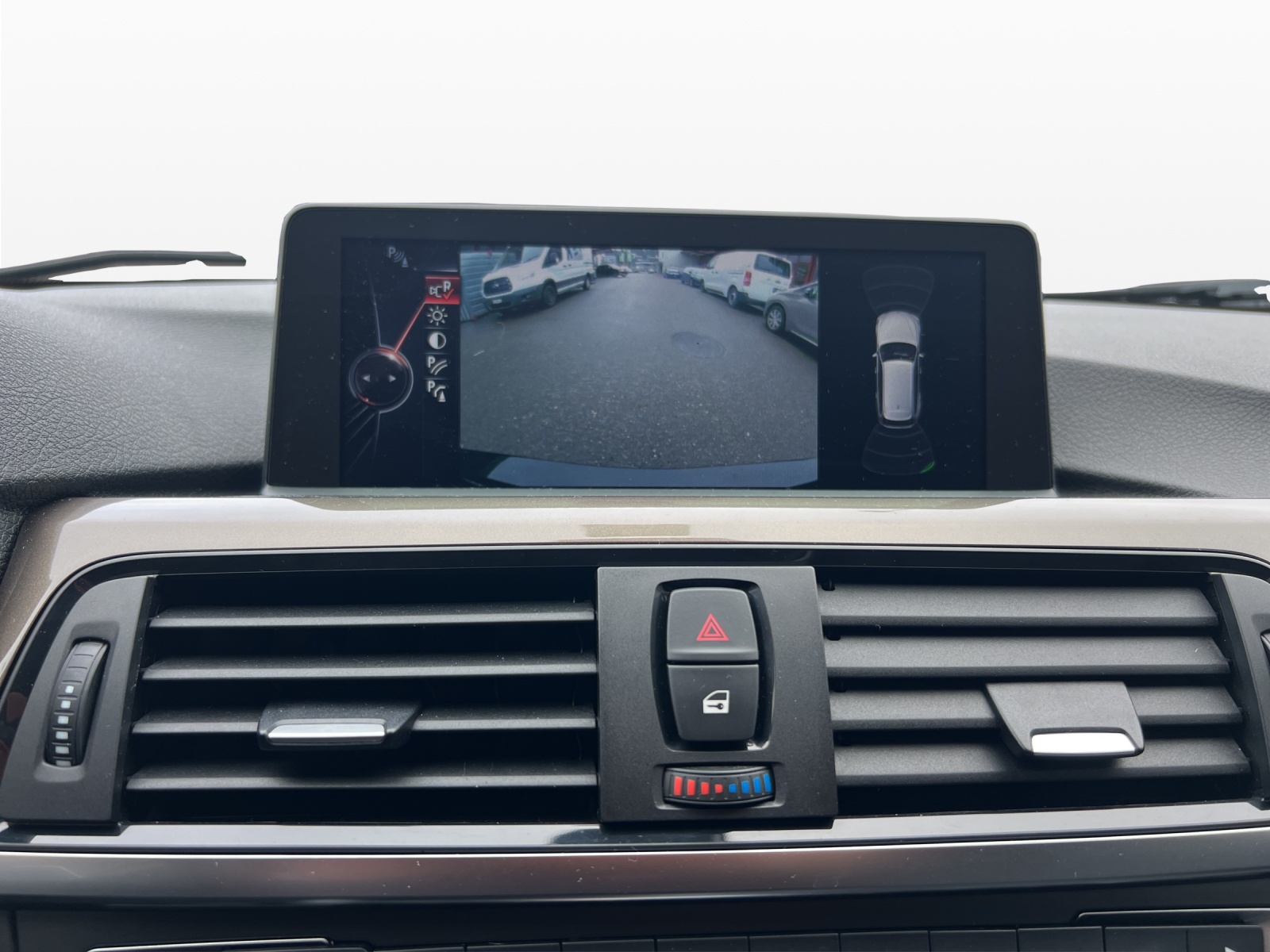 BMW 320d xDrive Touring Modern Line Steptronic-image-30