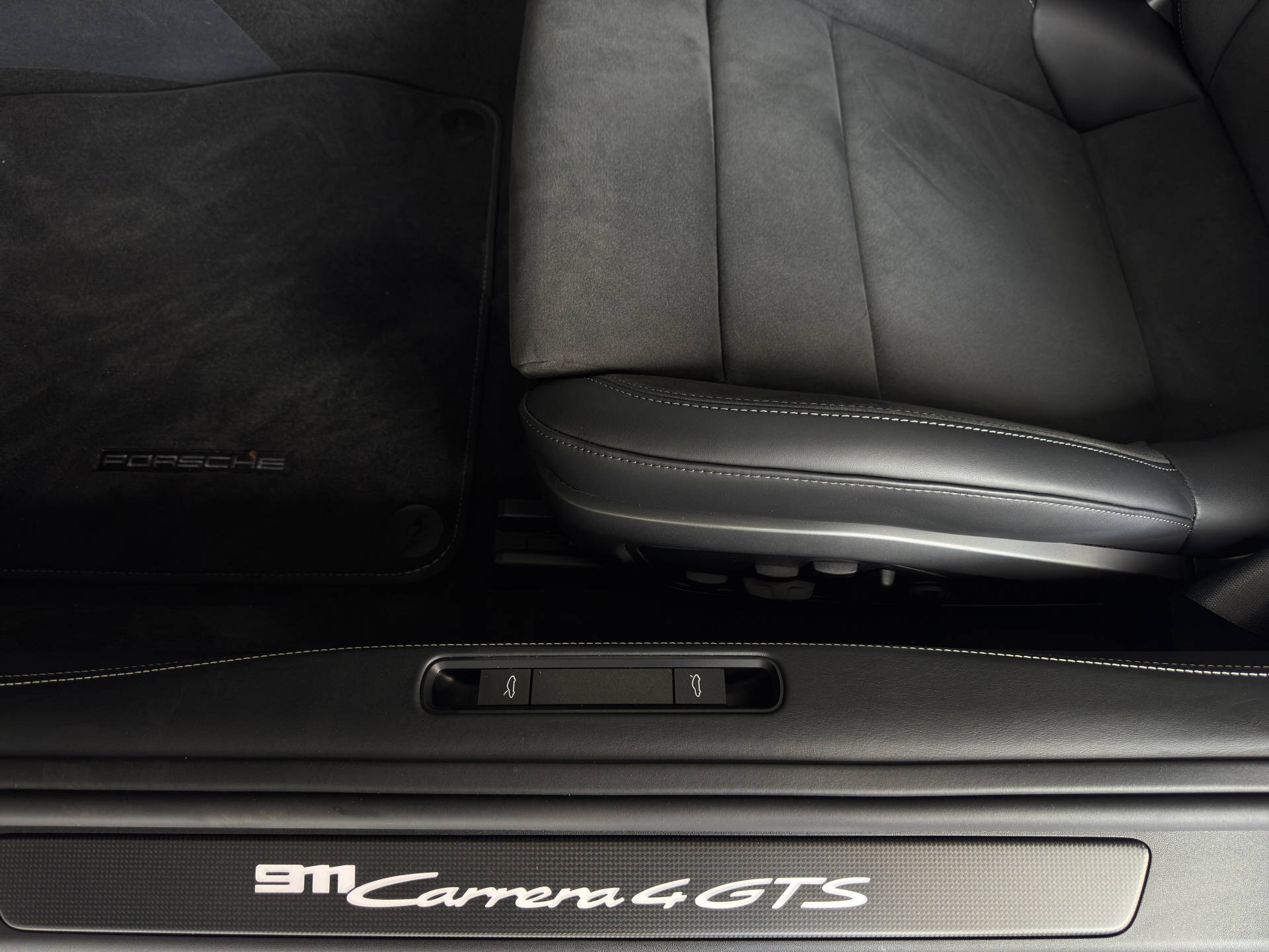 PORSCHE 911 Carrera 4 GTS Cabriolet-image-7
