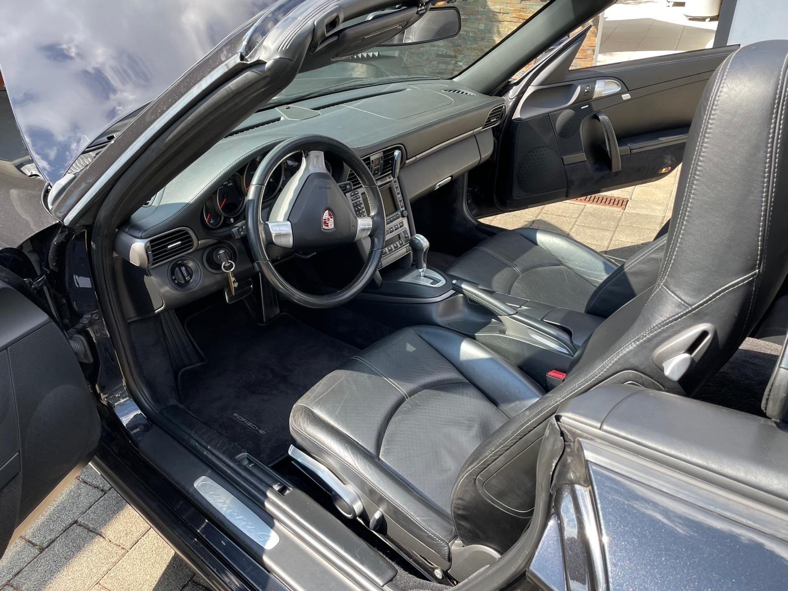 PORSCHE 911 Cabrio Carrera 4-image-5