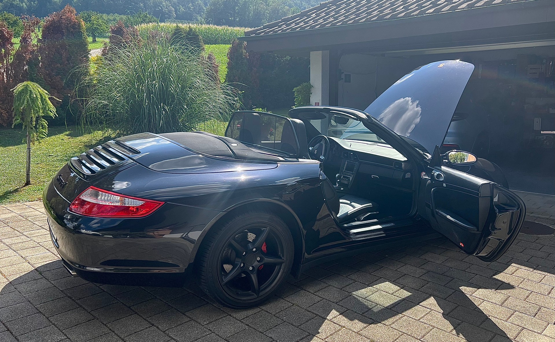PORSCHE 911 Cabrio Carrera 4-image-4