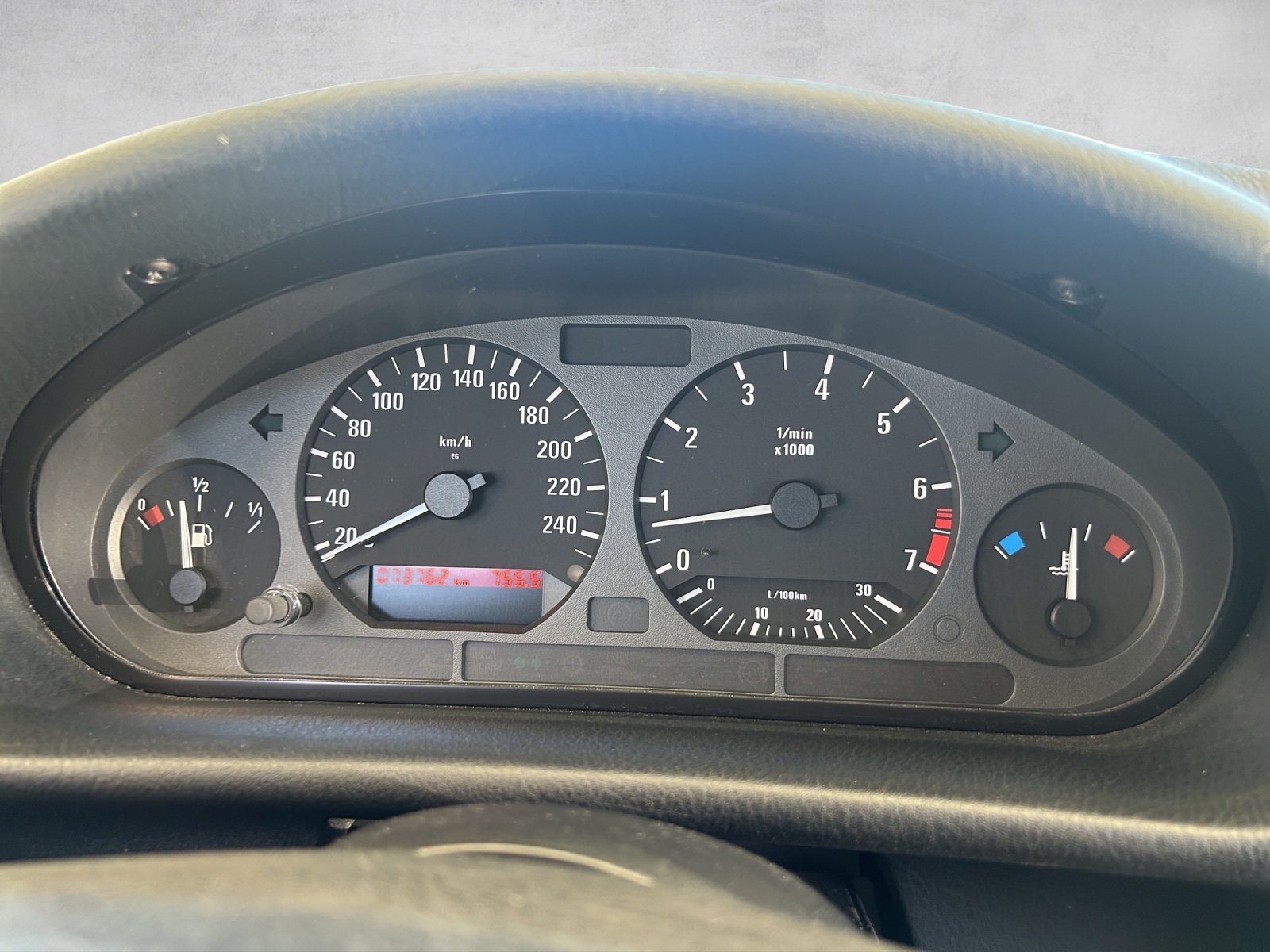 BMW 320i Cabrio-image-16