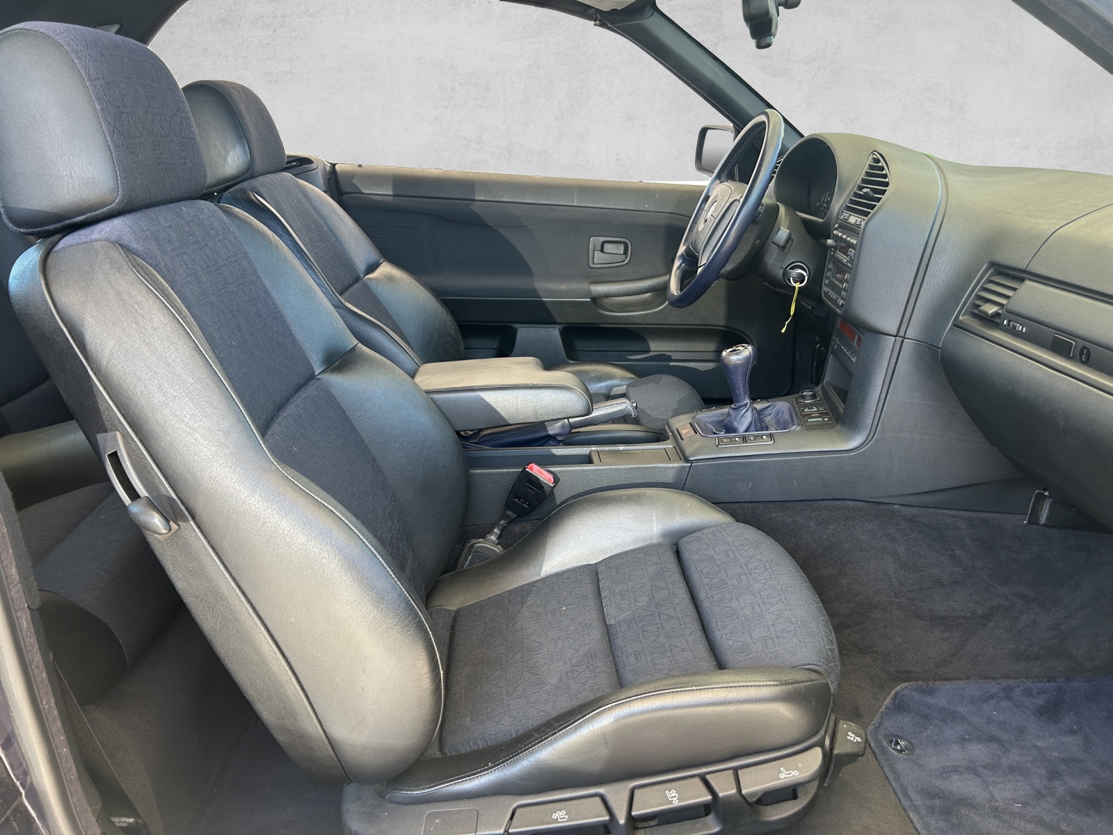 BMW 320i Cabrio-image-9