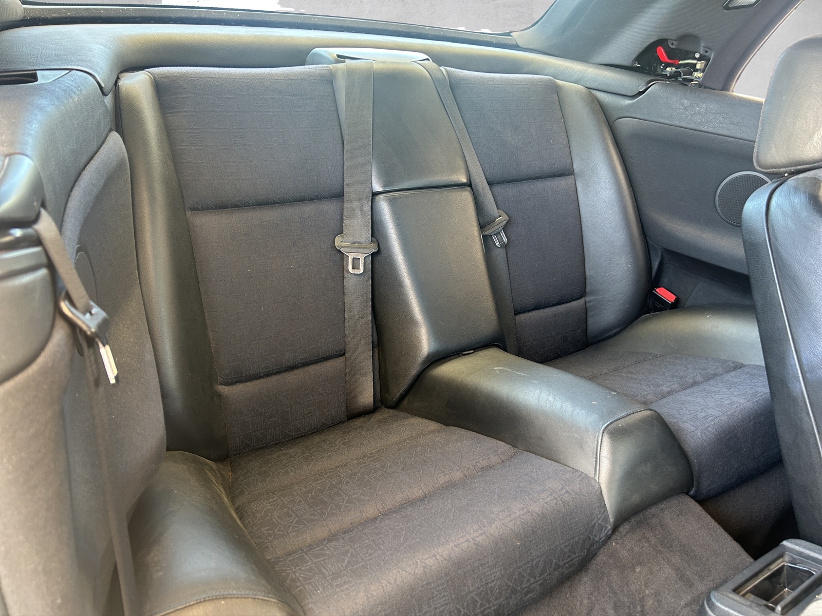 BMW 320i Cabrio-image-15