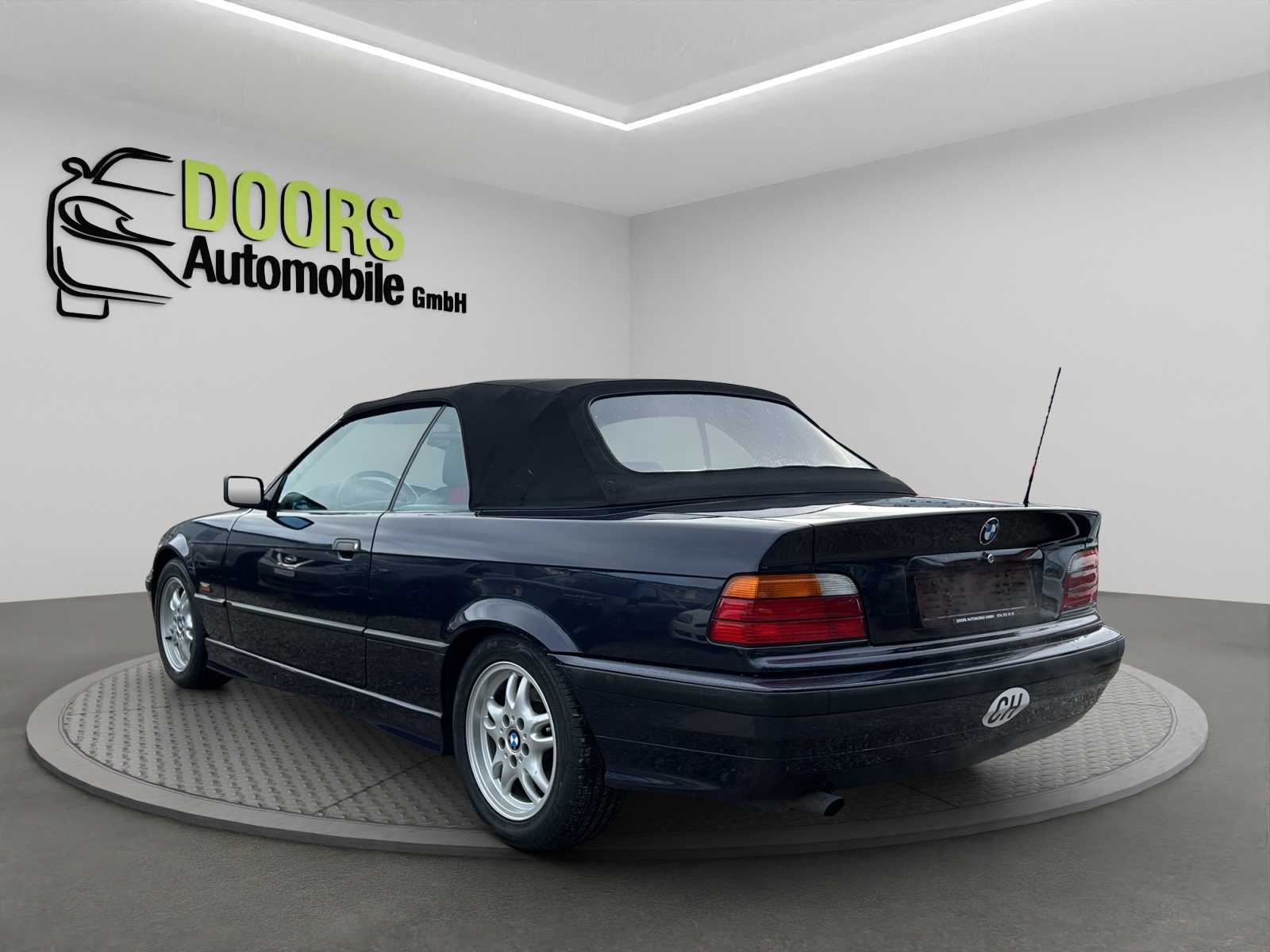 BMW 320i Cabrio-image-5