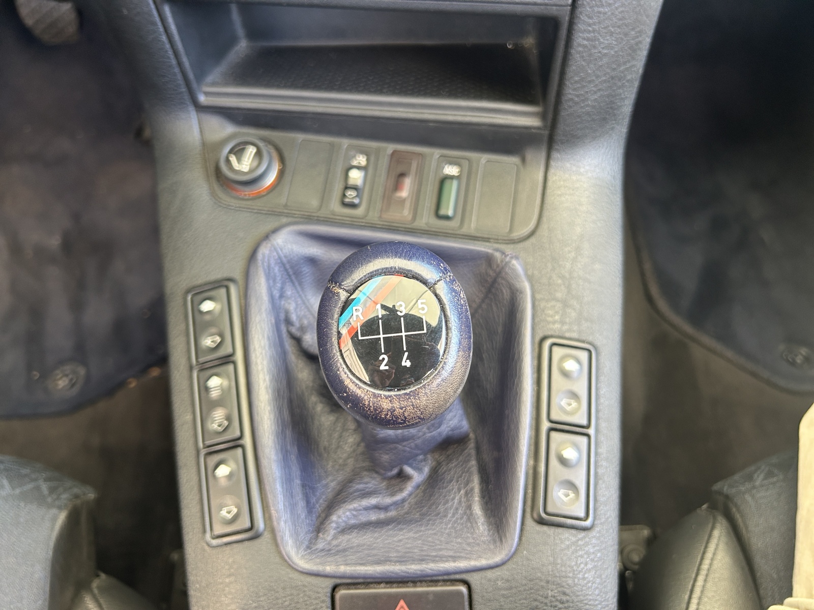 BMW 320i Cabrio-image-11