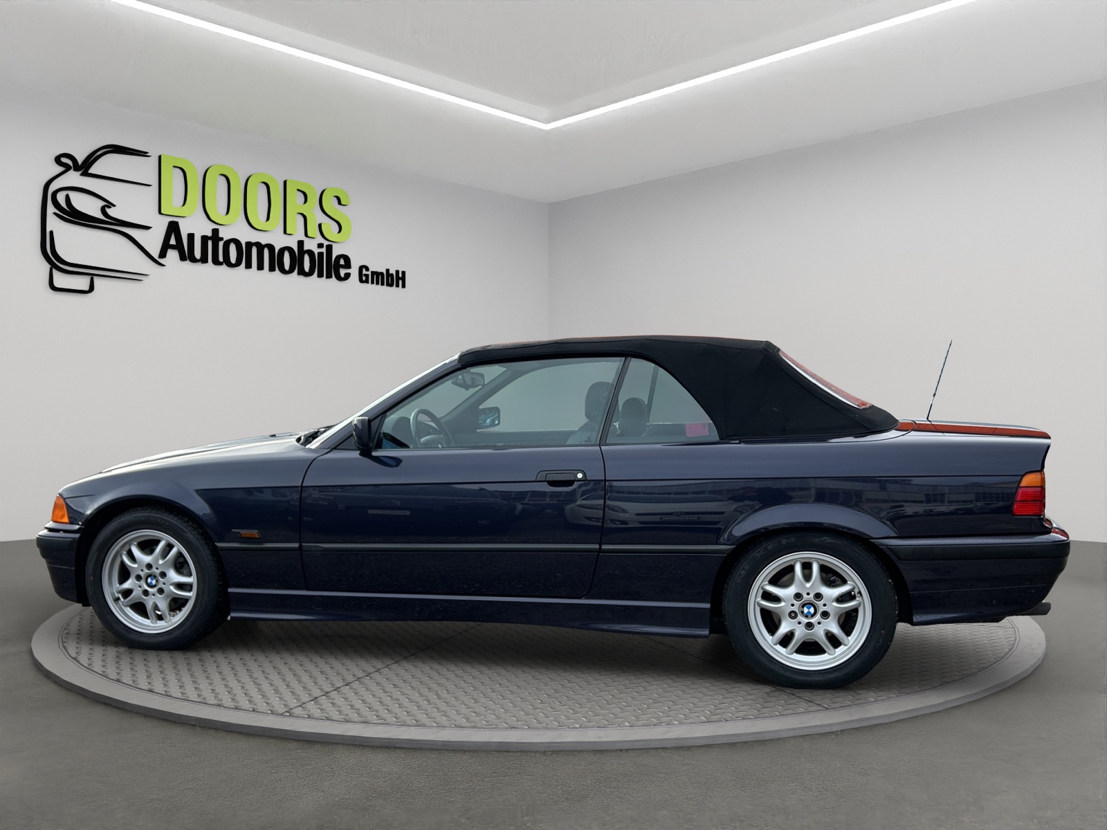 BMW 320i Cabrio-image-6