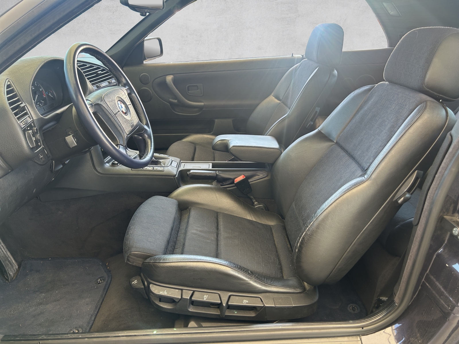 BMW 320i Cabrio-image-8