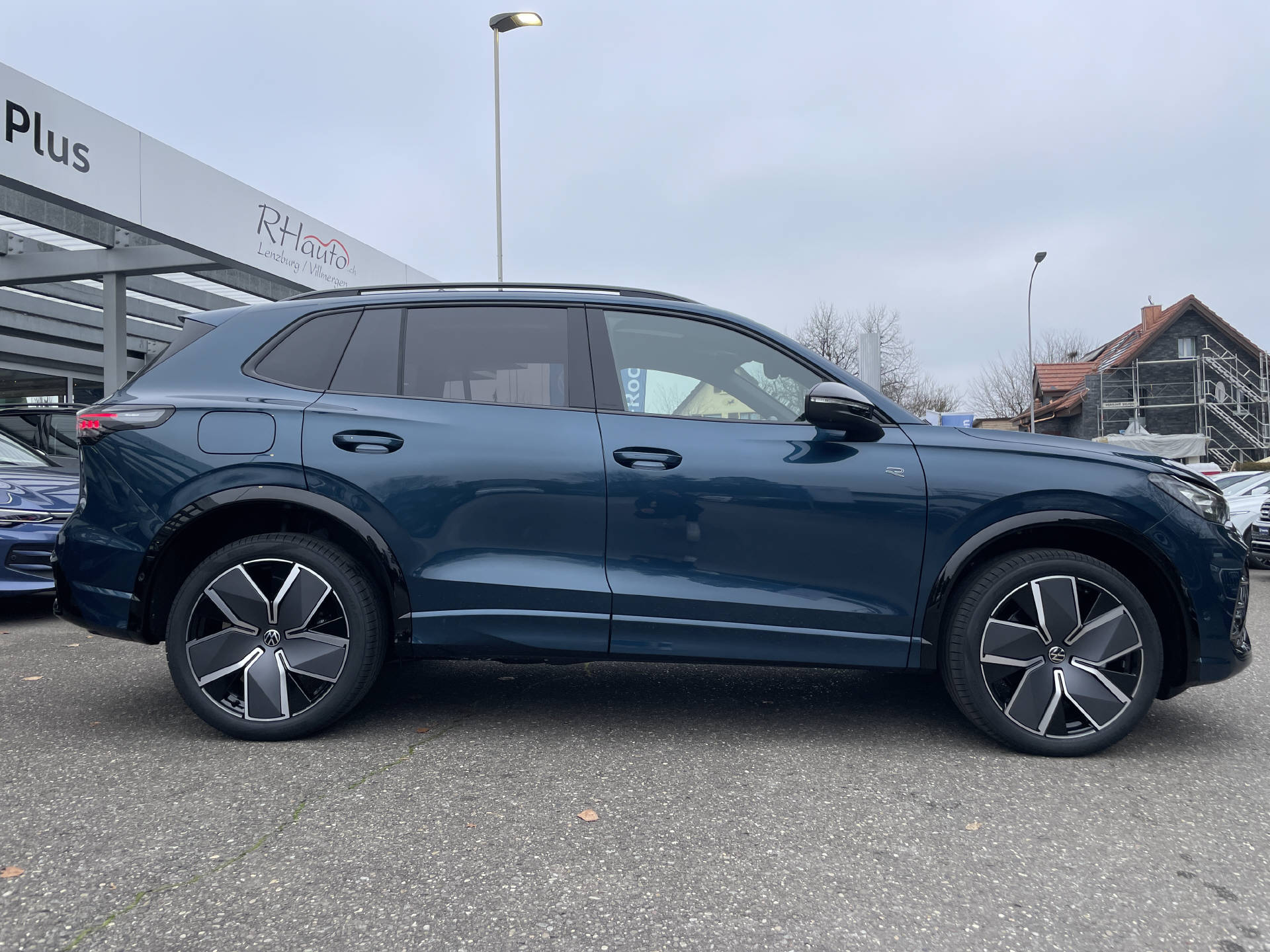 VW Tiguan 2.0 TSI R-Line DSG 4motion-image-2