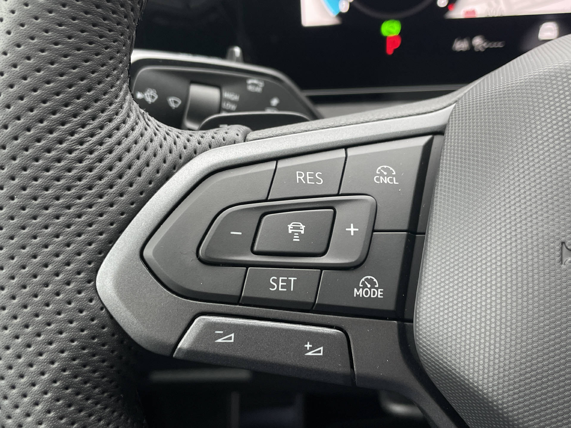 VW Tiguan 2.0 TSI R-Line DSG 4motion-image-16