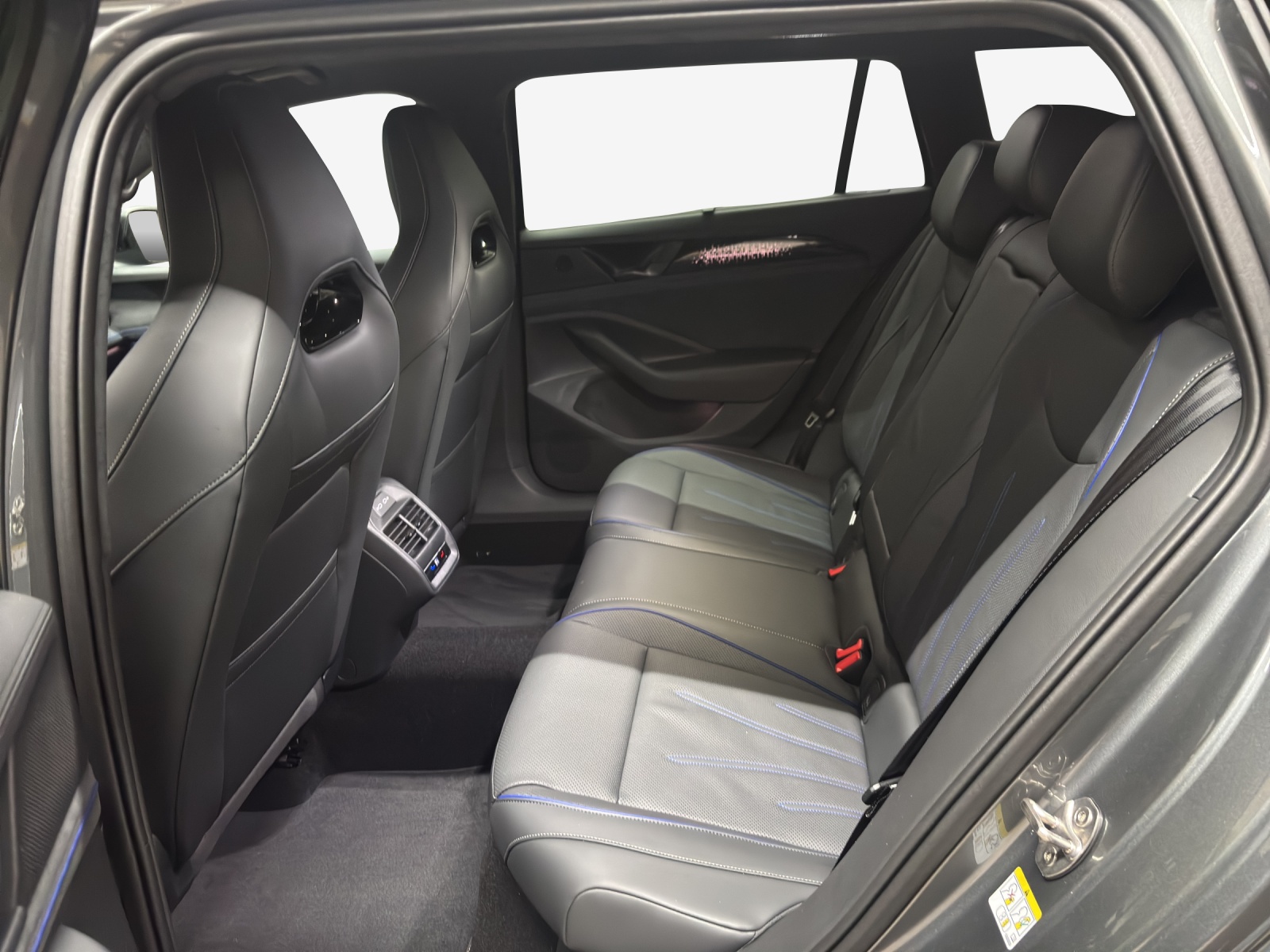 VW Passat Variant 2.0 TDI evo R-Line 4 Motion DSG-image-11