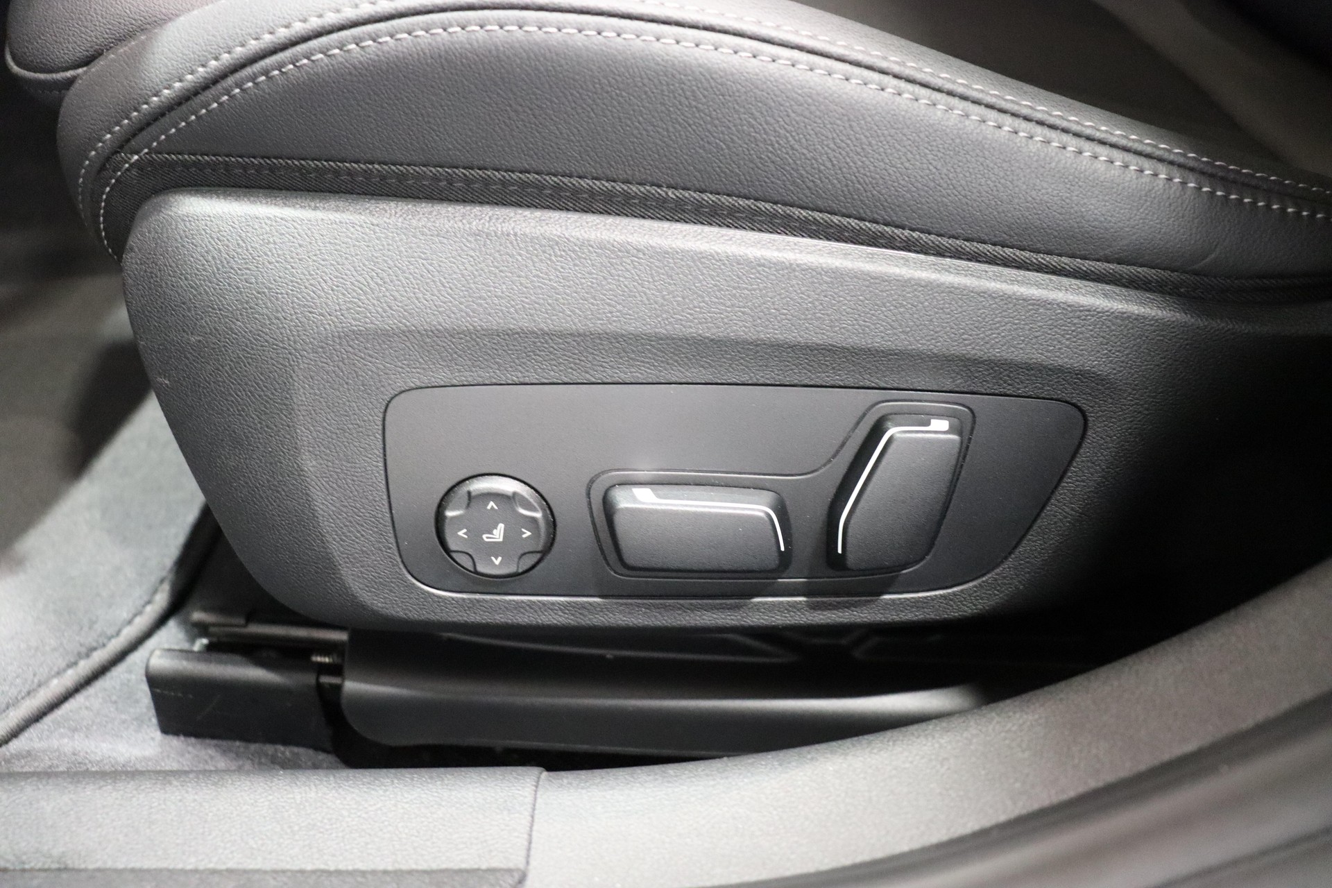 BMW 320d xDrive SAG Touring-image-11
