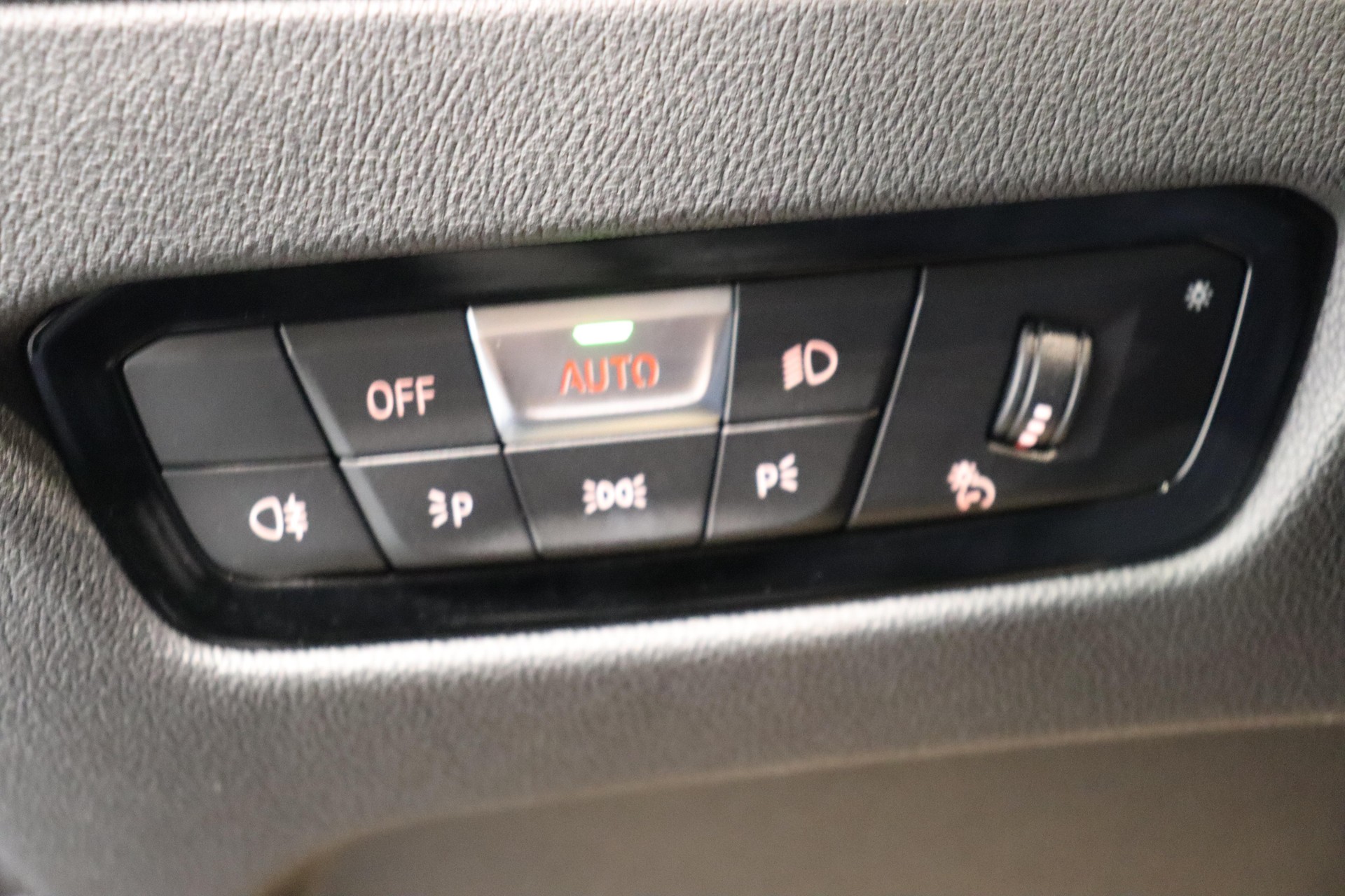 BMW 320d xDrive SAG Touring-image-12