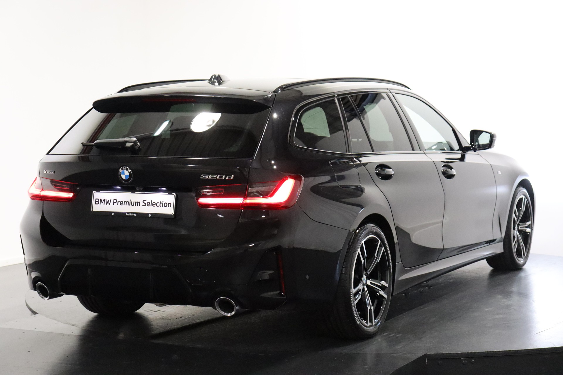 BMW 320d xDrive SAG Touring-image-2