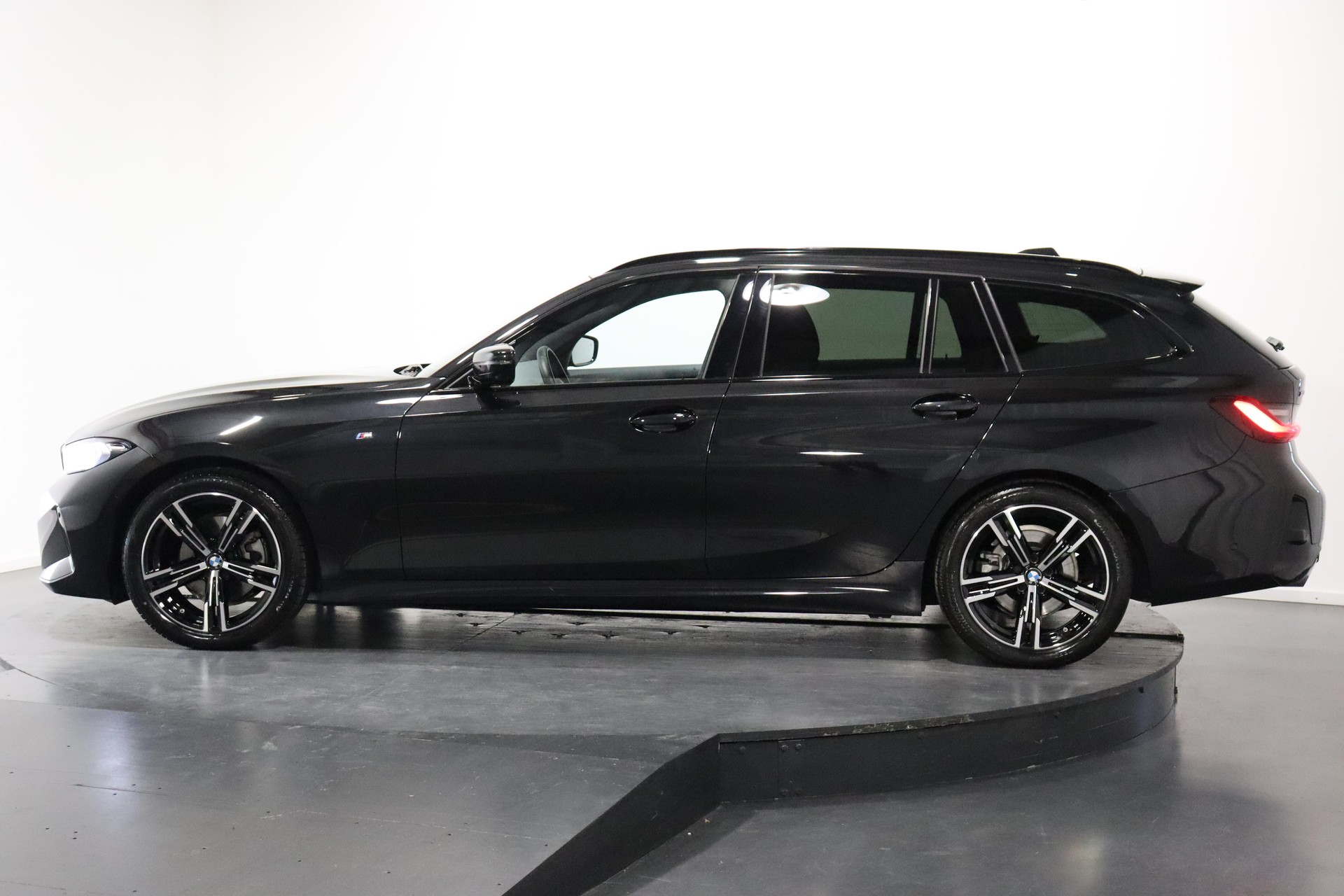 BMW 320d xDrive SAG Touring-image-1