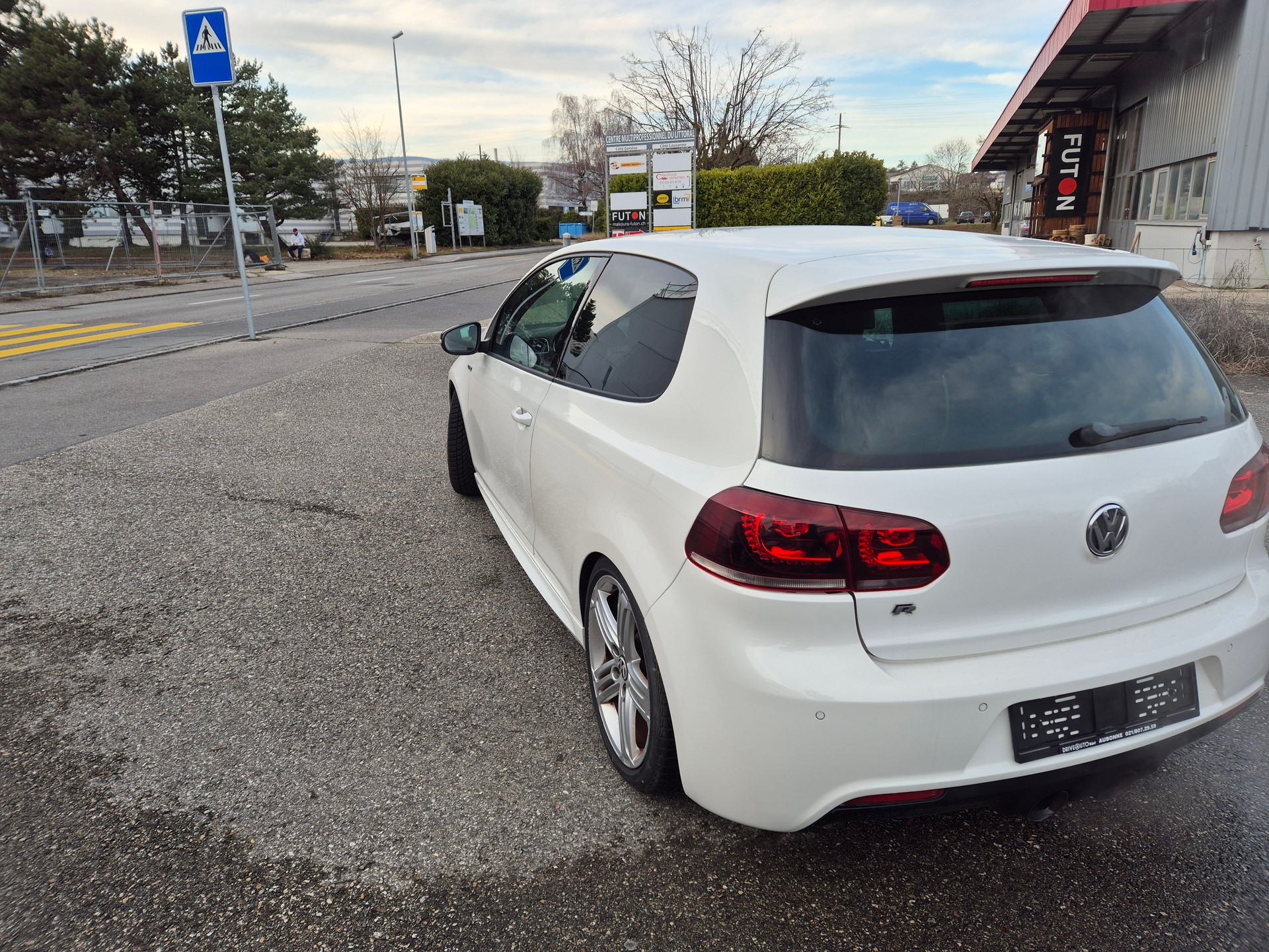 VW Golf 2.0 TSI R 4Motion-image-3