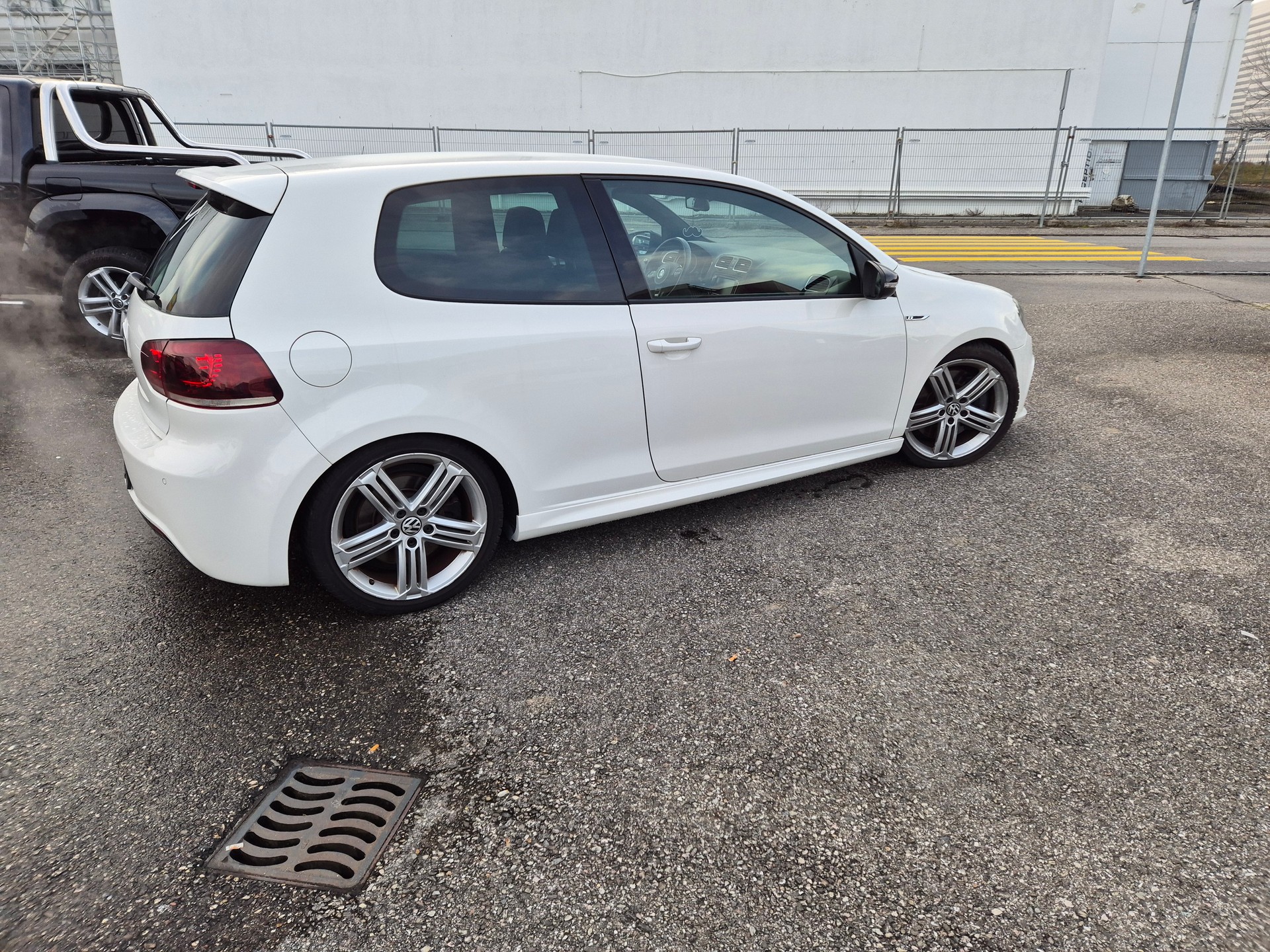 VW Golf 2.0 TSI R 4Motion-image-2