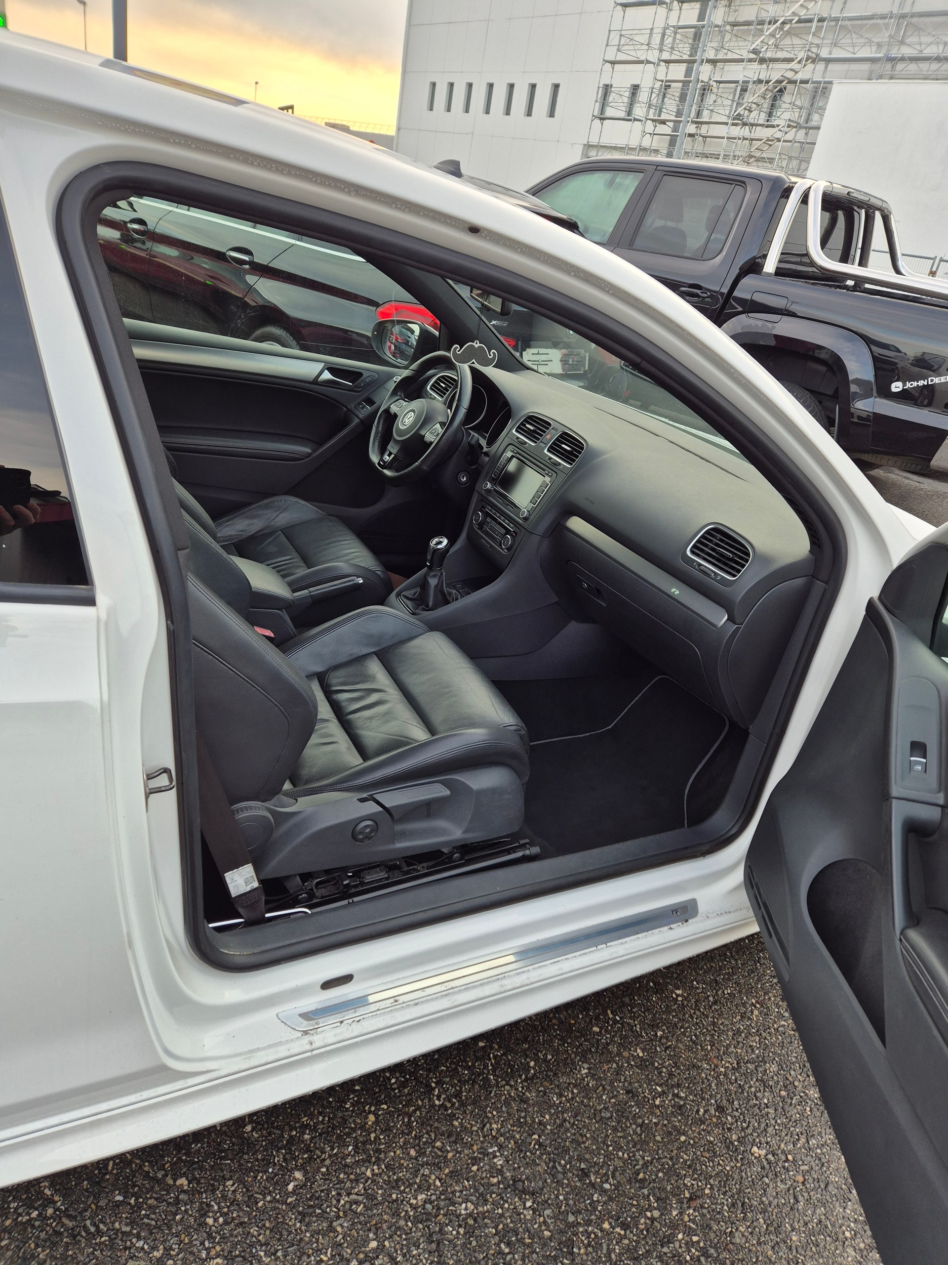 VW Golf 2.0 TSI R 4Motion-image-11
