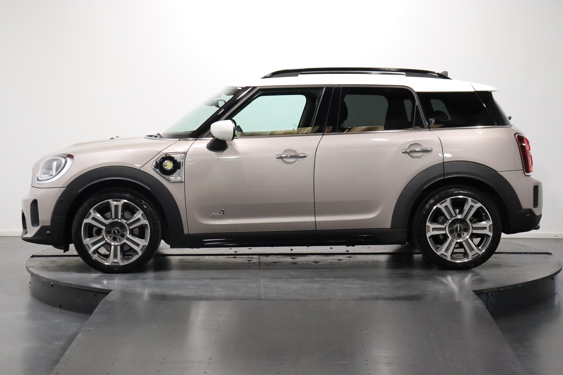 MINI Countryman F60 1.5i Cooper S E ALL4-image-2