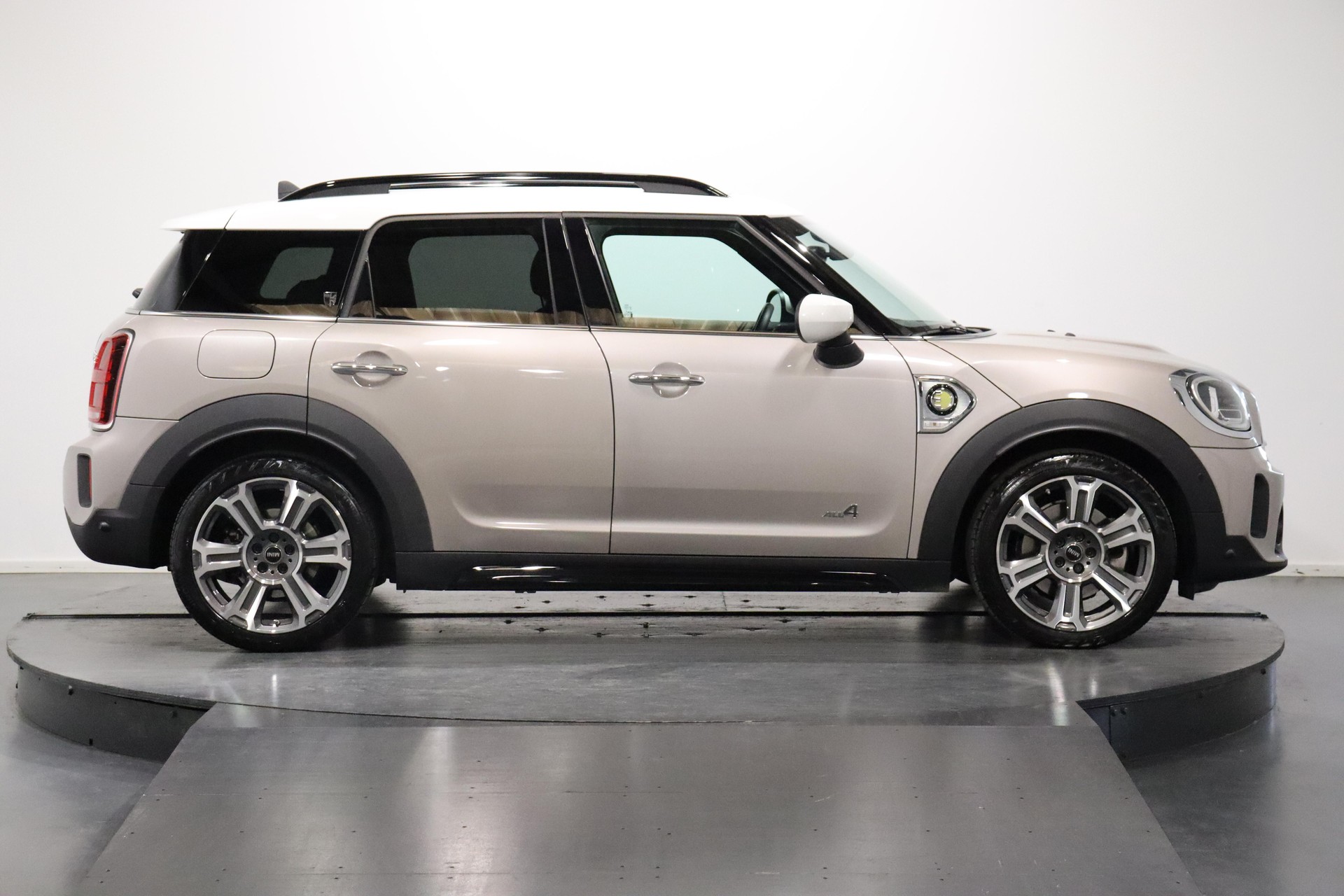 MINI Countryman F60 1.5i Cooper S E ALL4-image-3