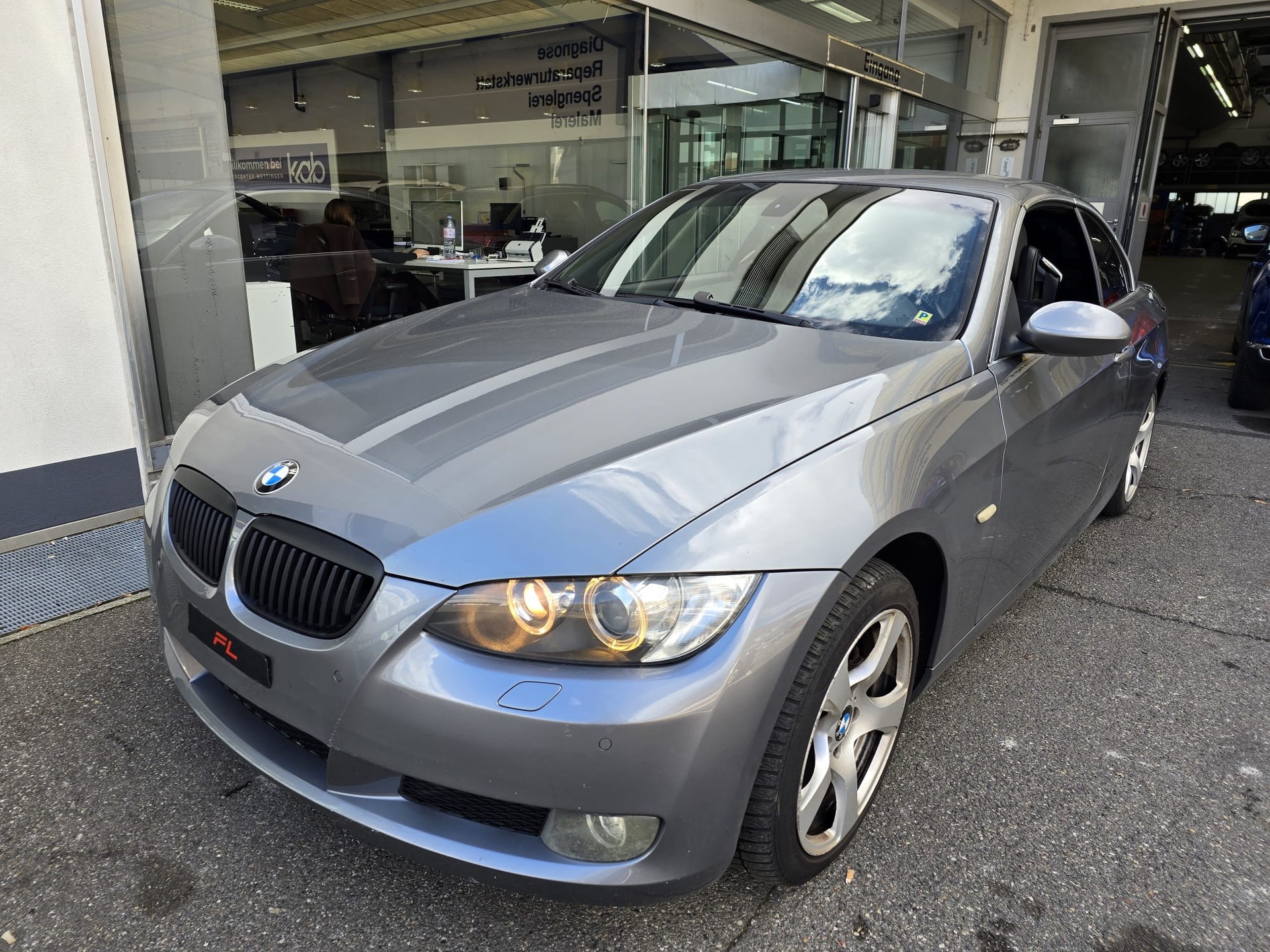 BMW 325i Cabrio-image-2