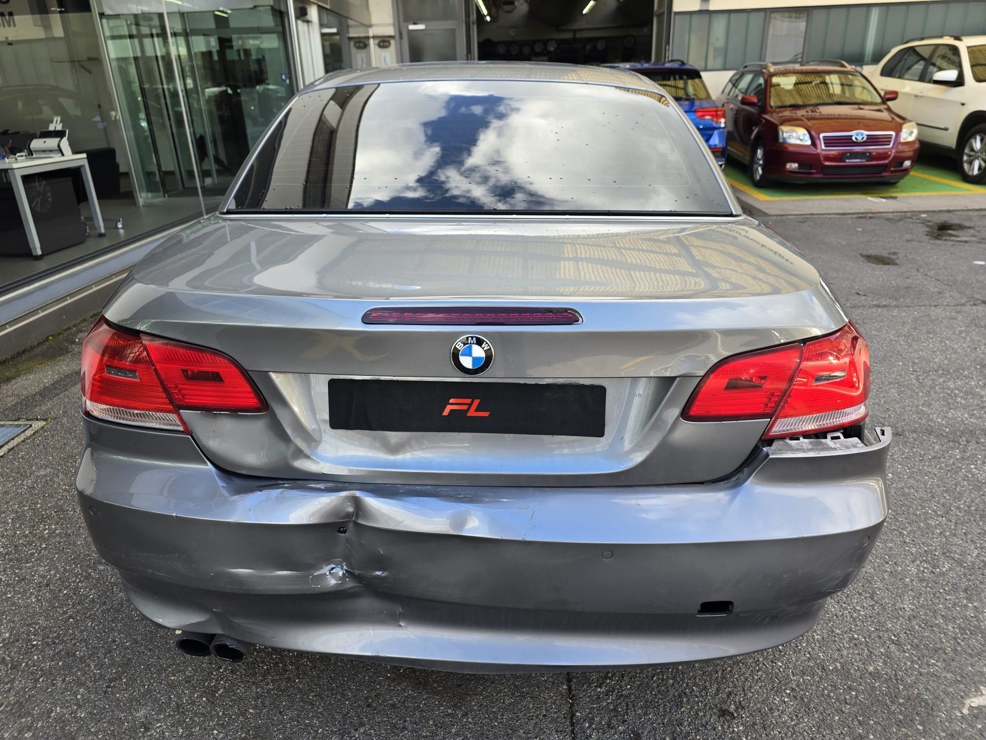 BMW 325i Cabrio-image-5