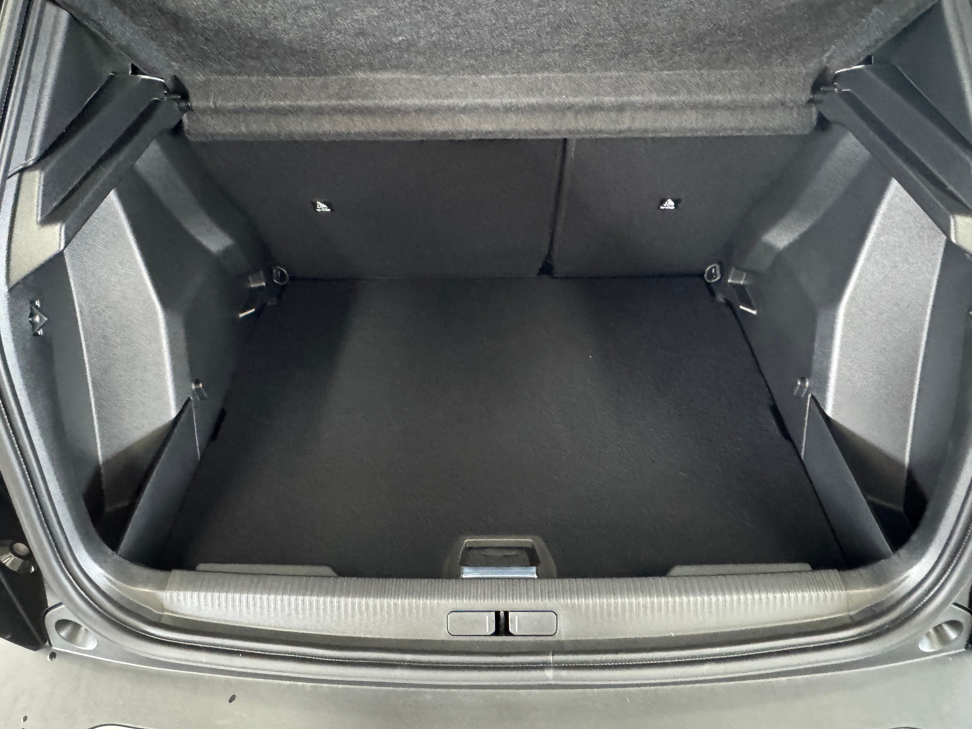 PEUGEOT 2008 1.2 145 MHEV Allure-image-9