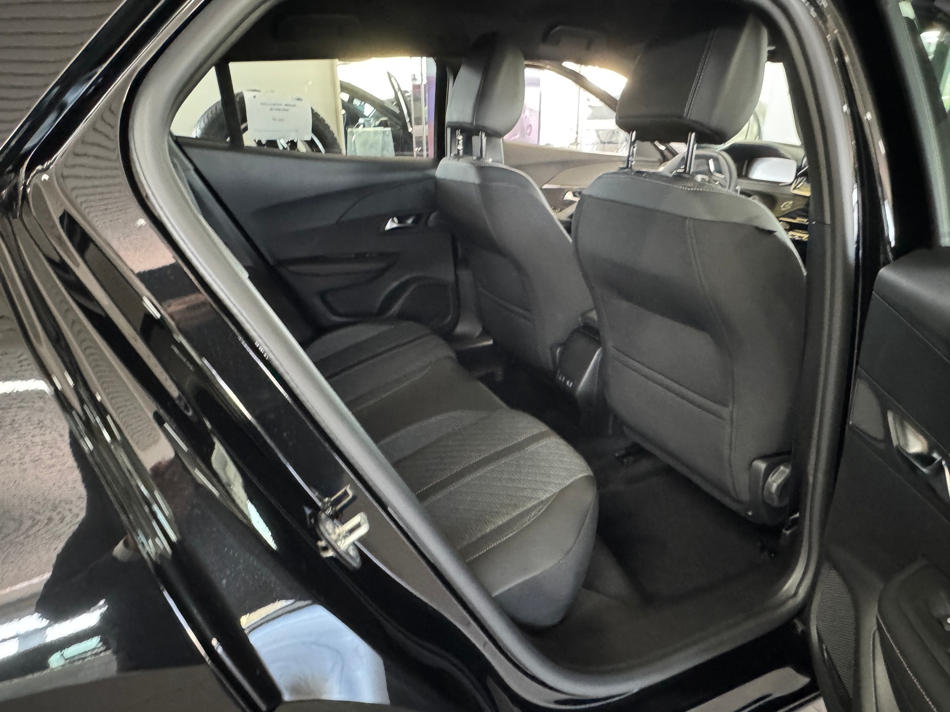 PEUGEOT 2008 1.2 145 MHEV Allure-image-10