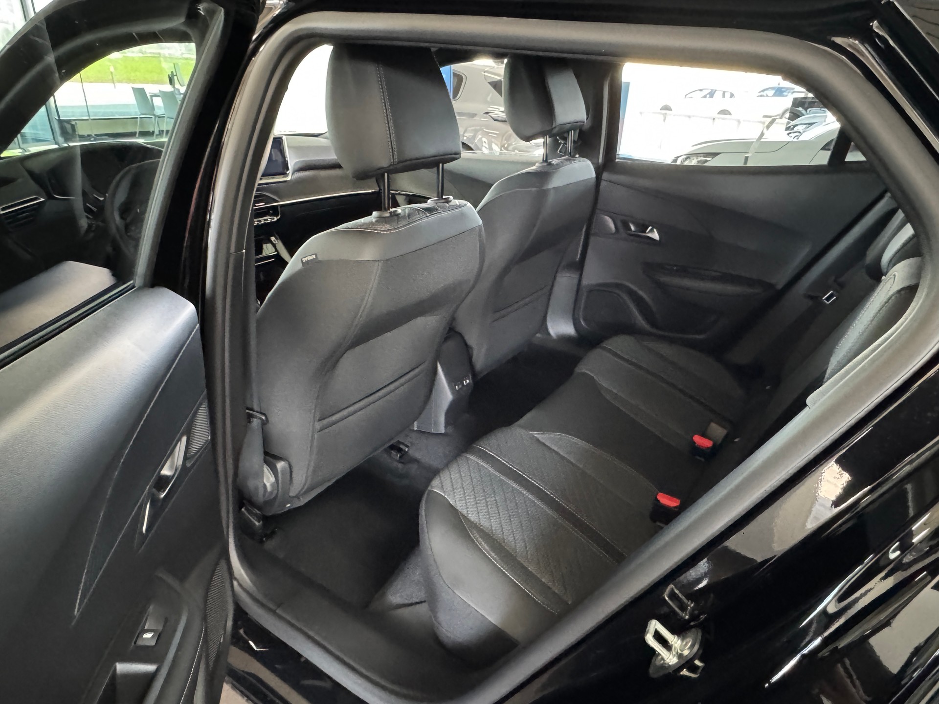 PEUGEOT 2008 1.2 145 MHEV Allure-image-8