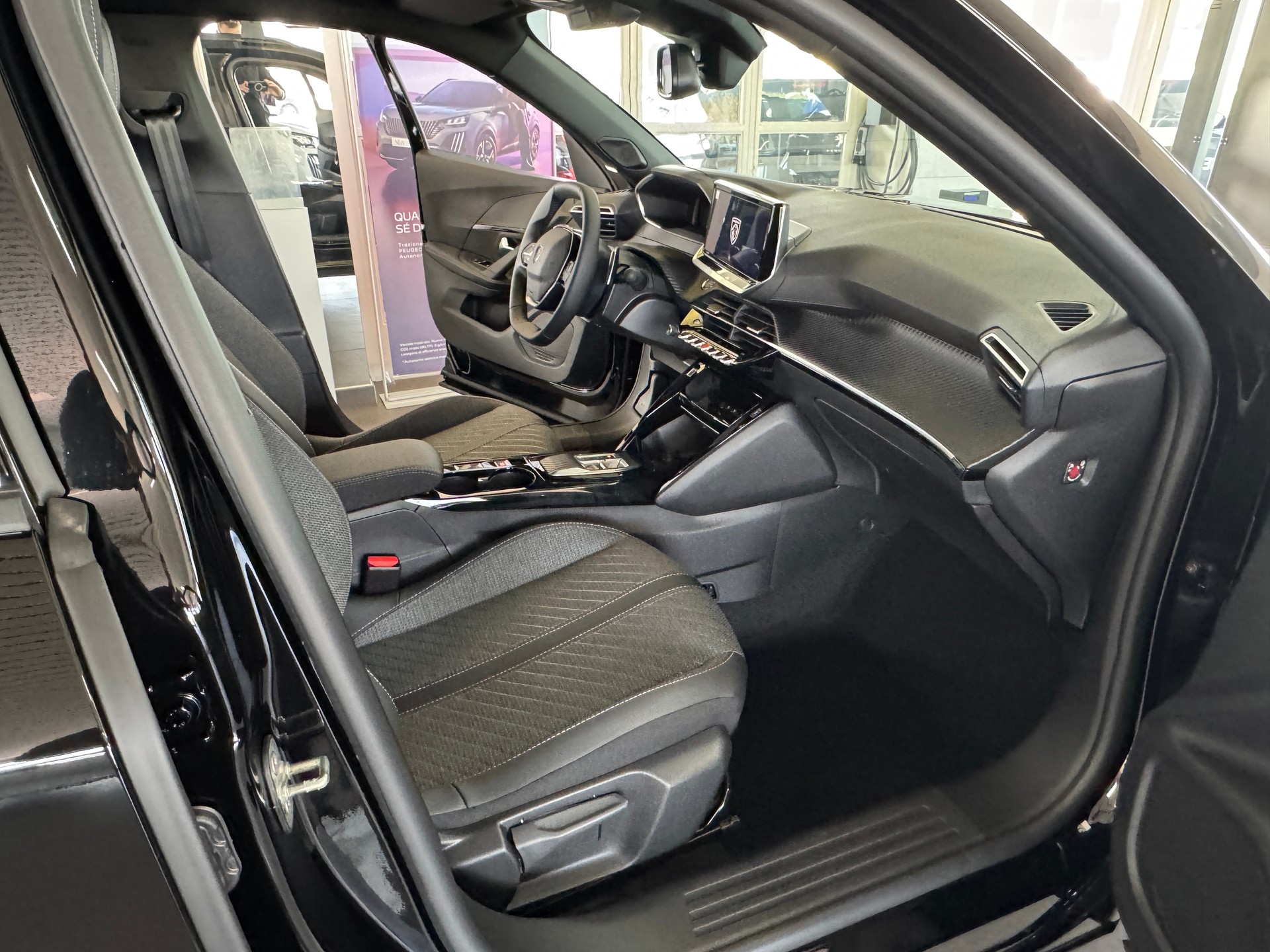 PEUGEOT 2008 1.2 145 MHEV Allure-image-11