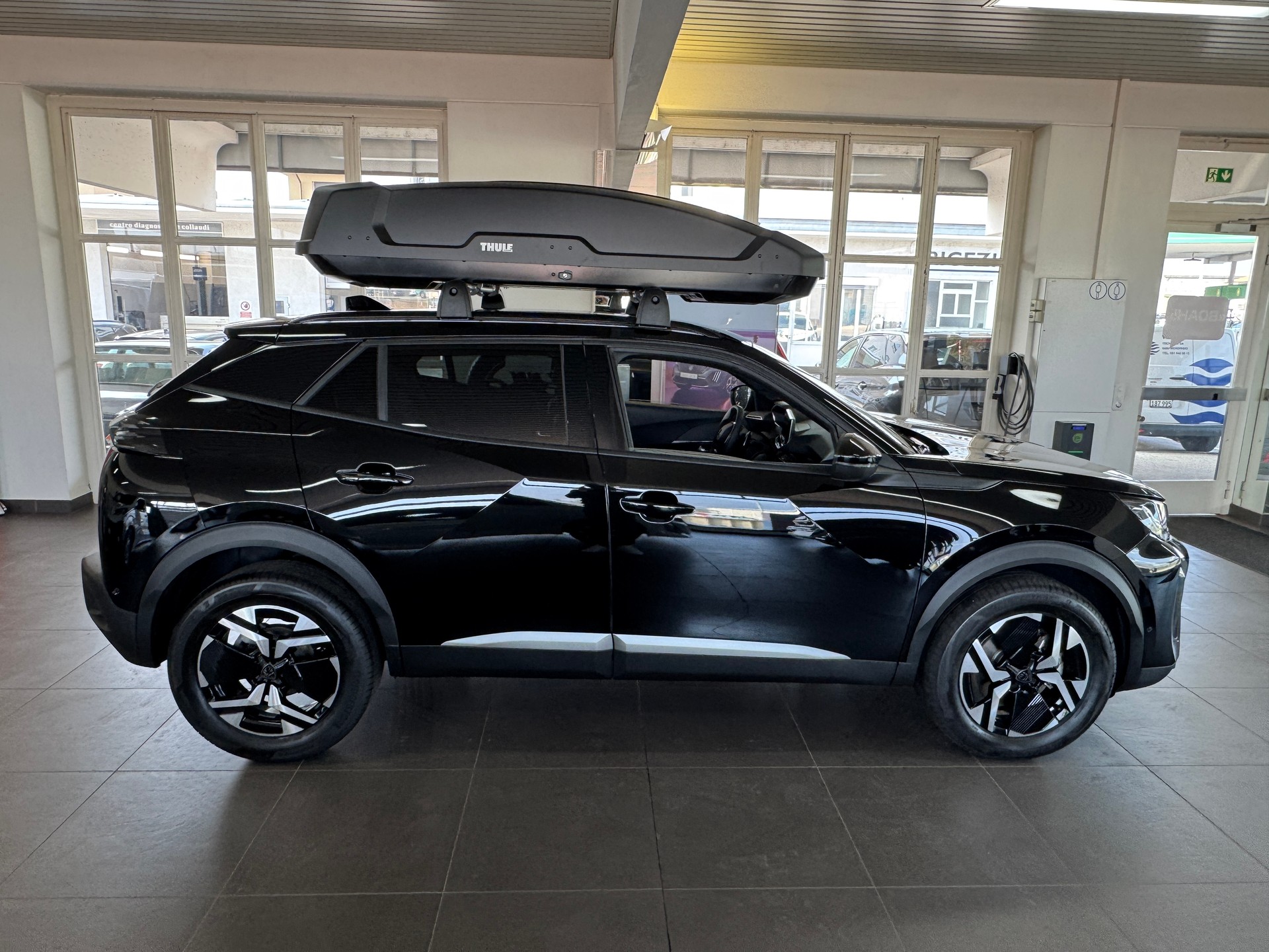 PEUGEOT 2008 1.2 145 MHEV Allure-image-3