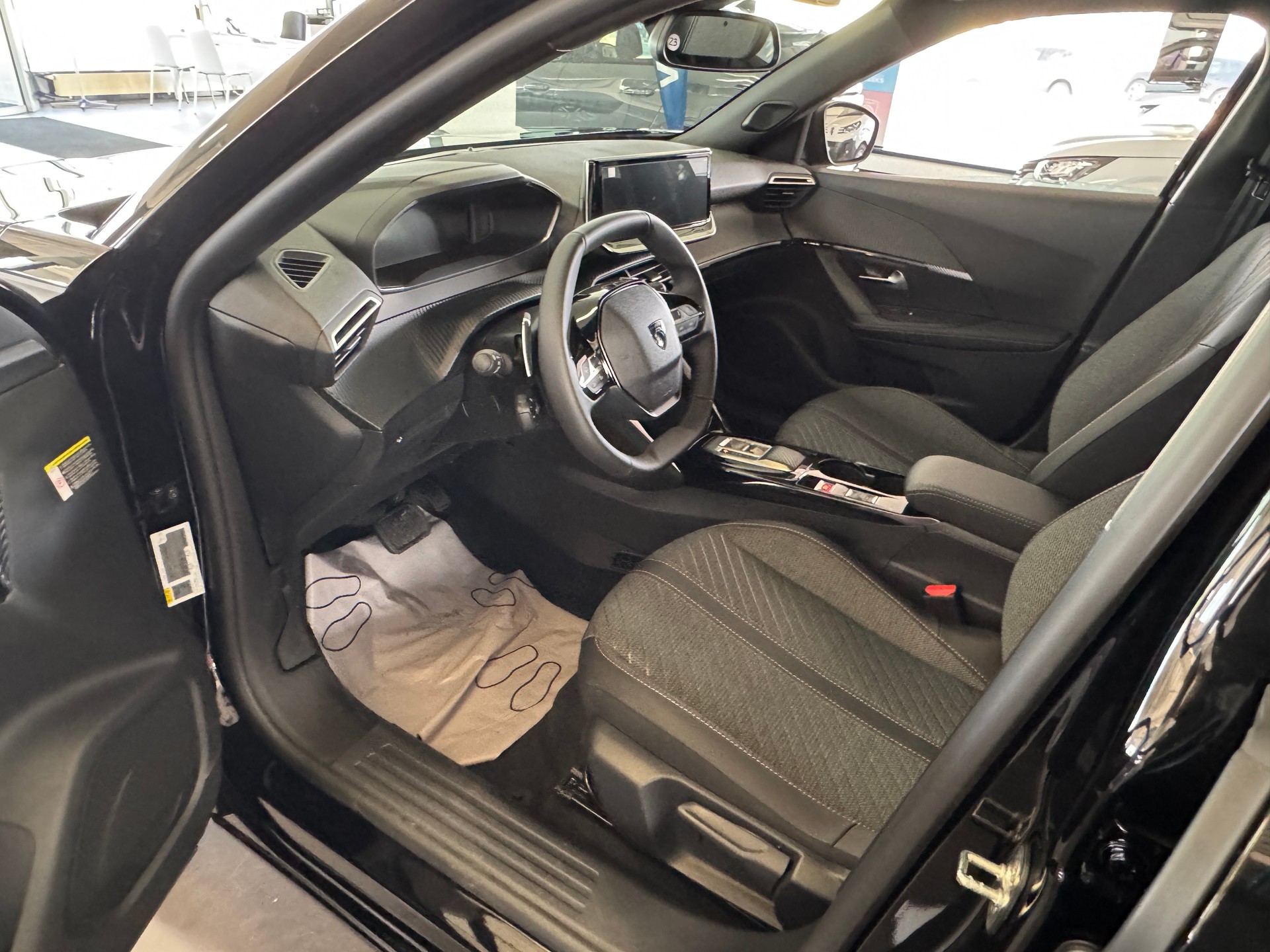 PEUGEOT 2008 1.2 145 MHEV Allure-image-7