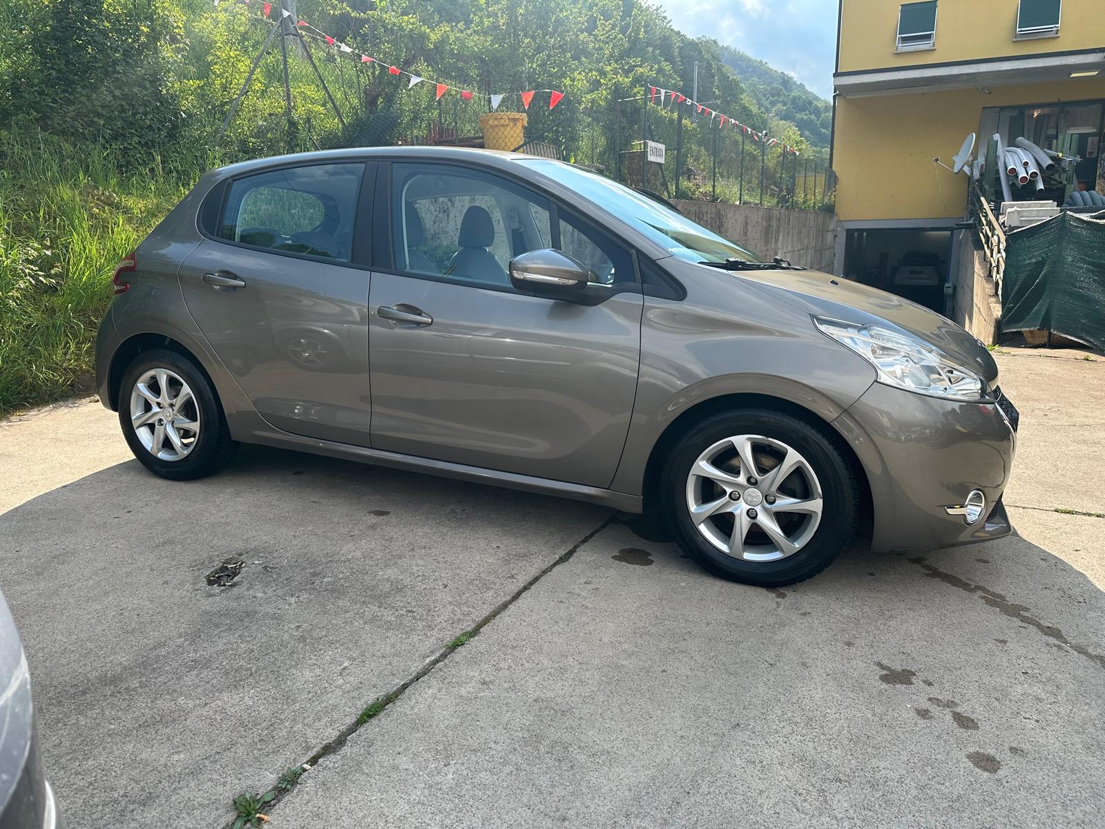 PEUGEOT 208 1.4 VTI Active-image-2