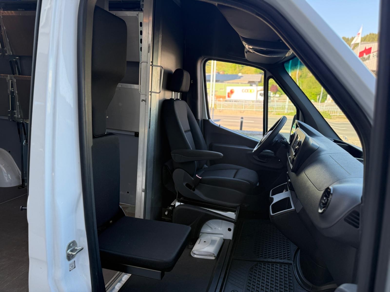 MERCEDES-BENZ Sprinter 315 CDI Standard Worker 9G-TRONIC FWD-image-4