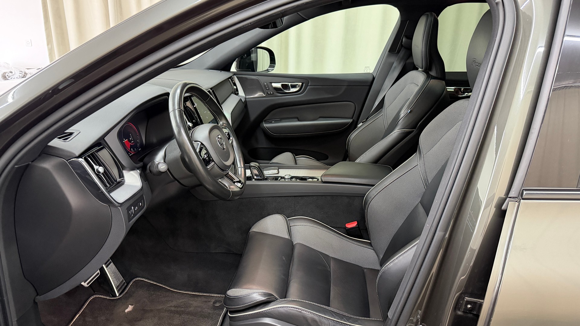 VOLVO XC60 T8 eAWD R-Design Expression Geartronic-image-6