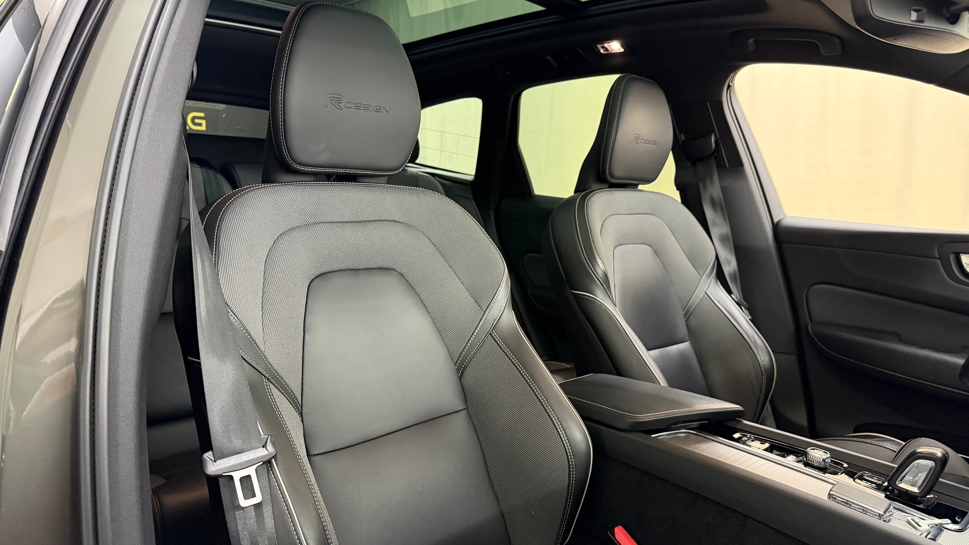 VOLVO XC60 T8 eAWD R-Design Expression Geartronic-image-12