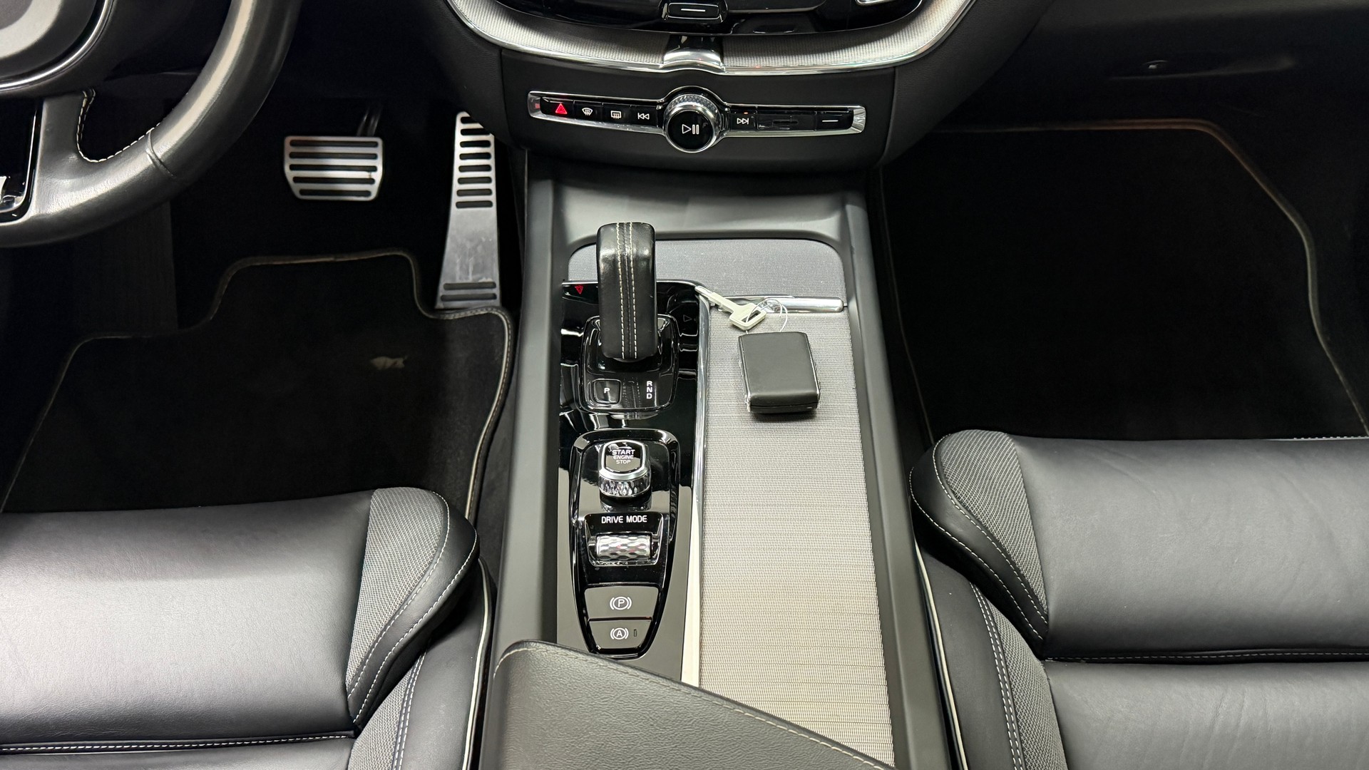 VOLVO XC60 T8 eAWD R-Design Expression Geartronic-image-14