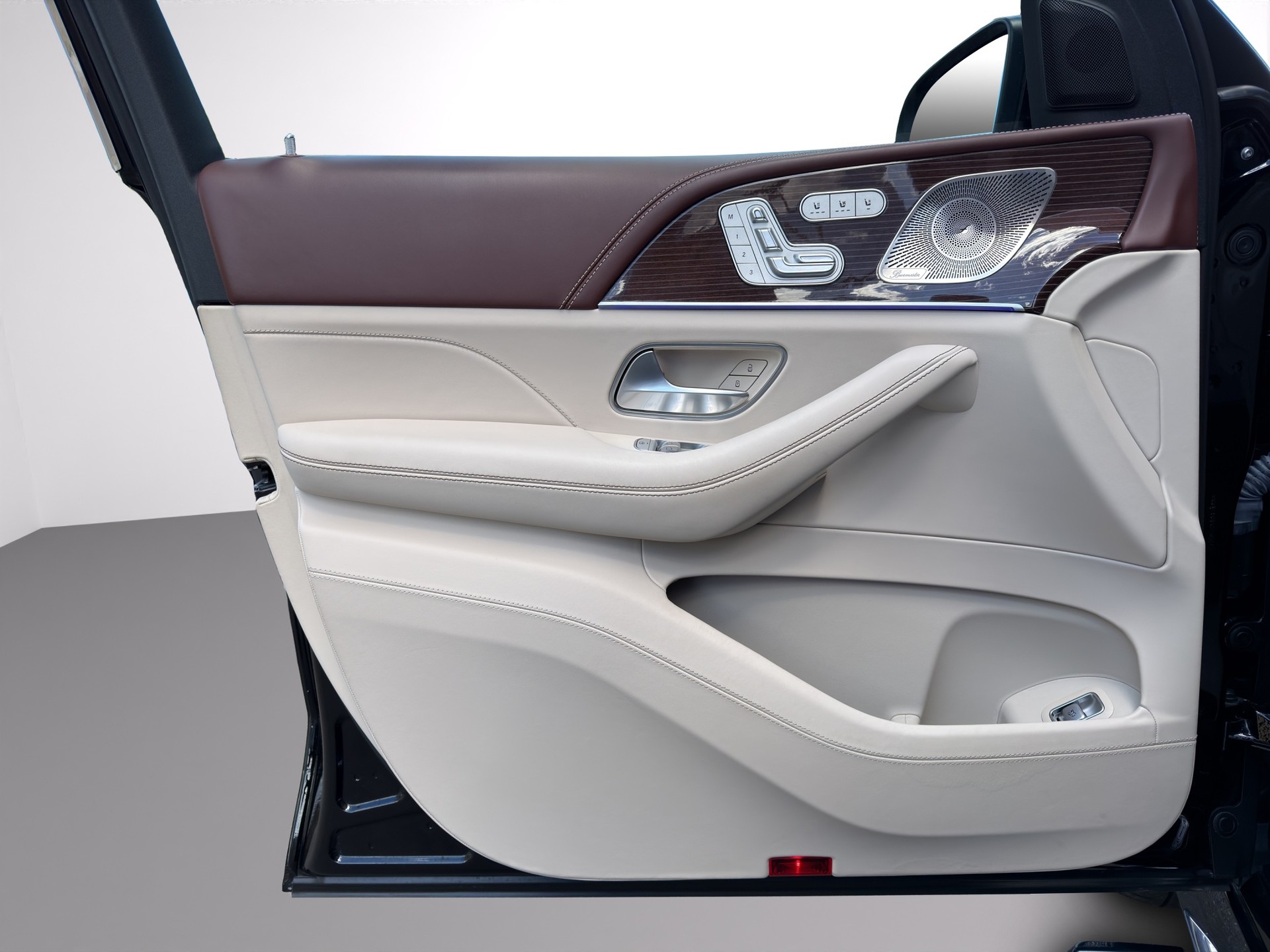 MERCEDES-BENZ GLS Maybach 600 9G-Tronic-image-8