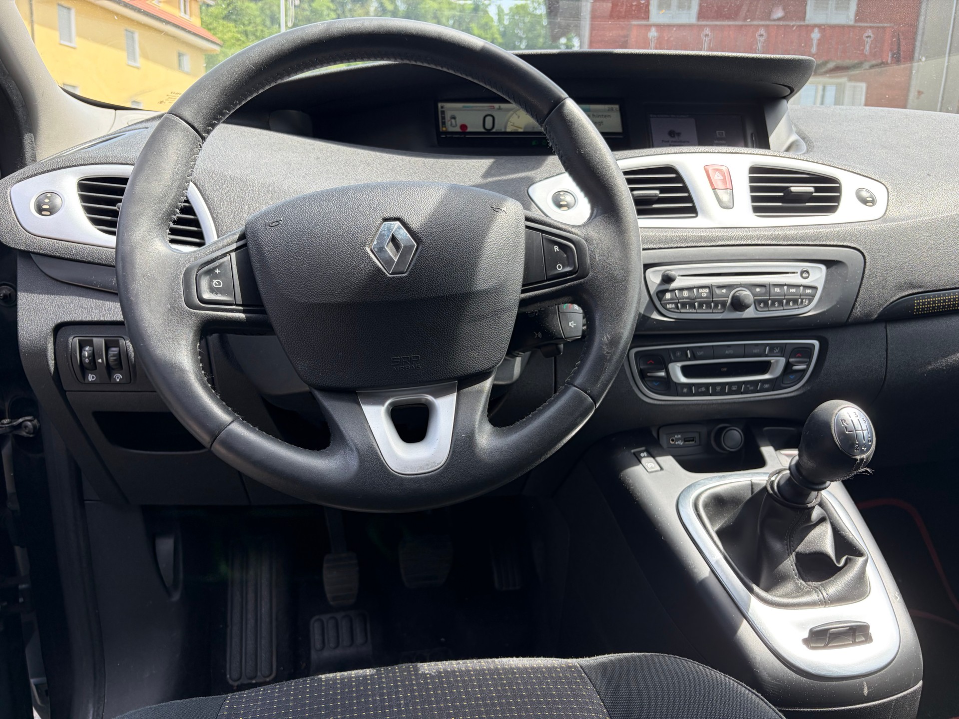 RENAULT Grand Scénic 1.4 16V Turbo Expression-image-8
