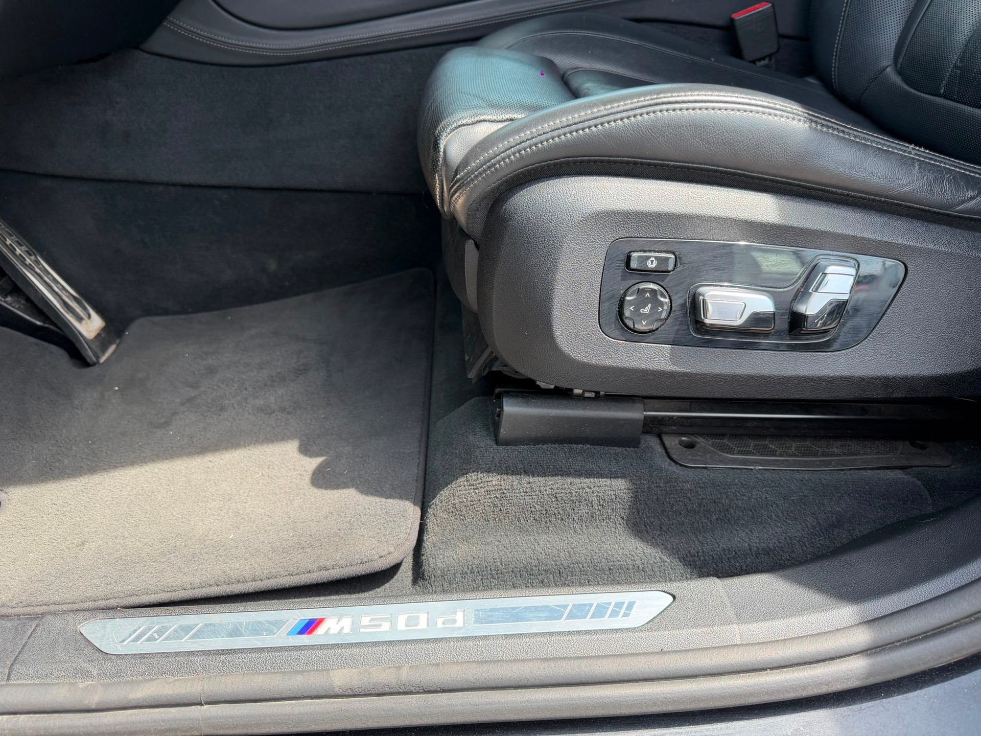 BMW X5 xDrive M50d Steptronic garantie 2 ans edition FULL BLACK panorama 🇨🇭-image-10