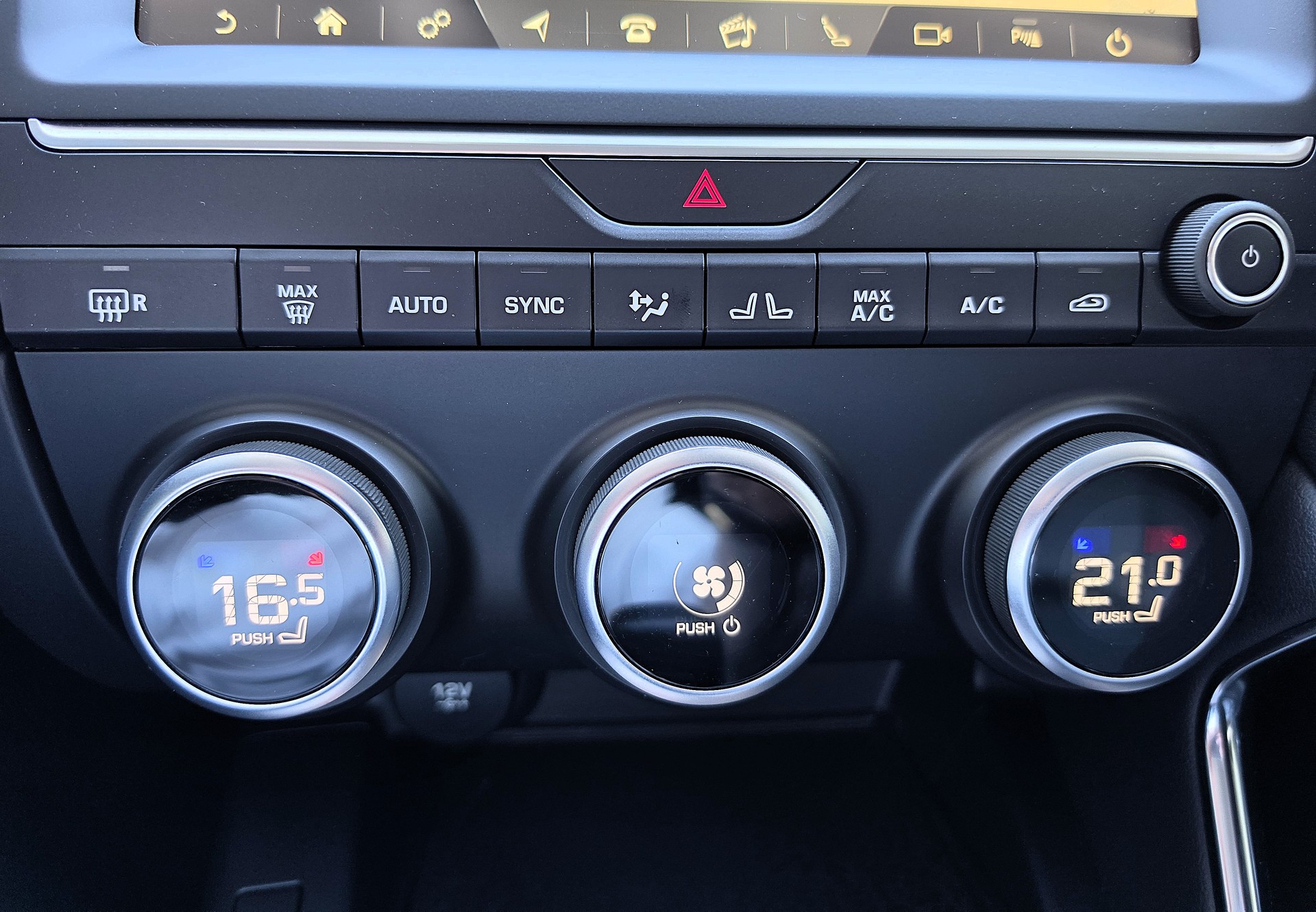 JAGUAR E-Pace 2.0 T 200 S AWD-image-13