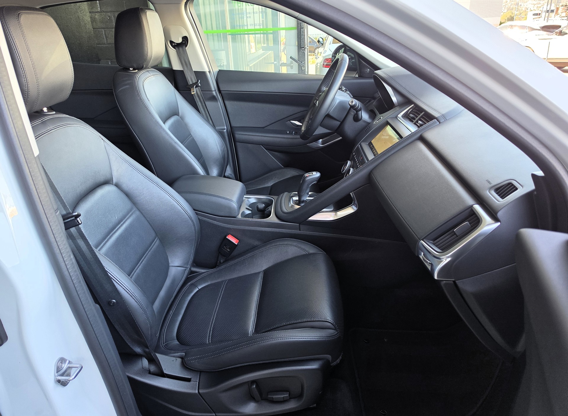 JAGUAR E-Pace 2.0 T 200 S AWD-image-4