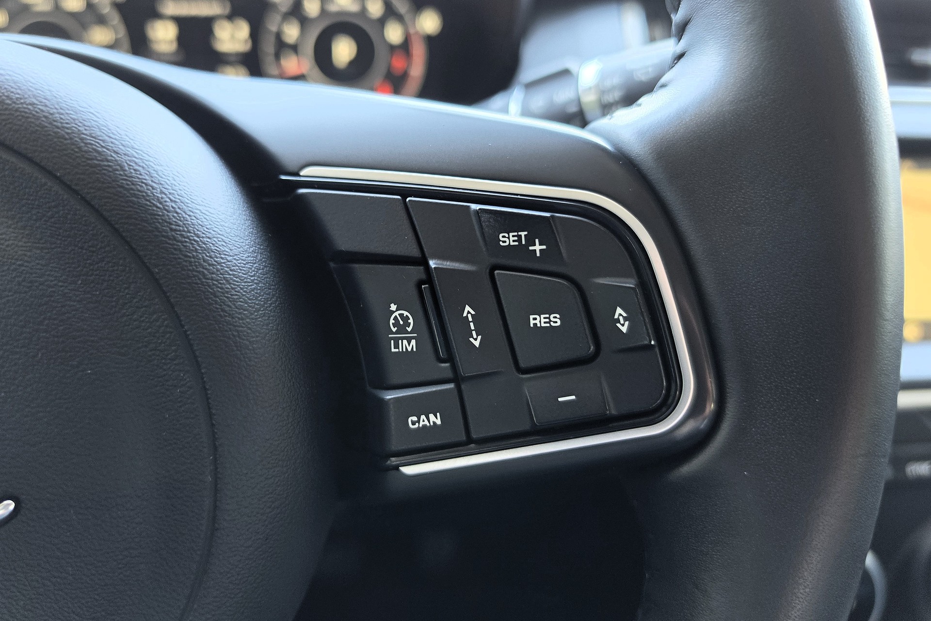 JAGUAR E-Pace 2.0 T 200 S AWD-image-12