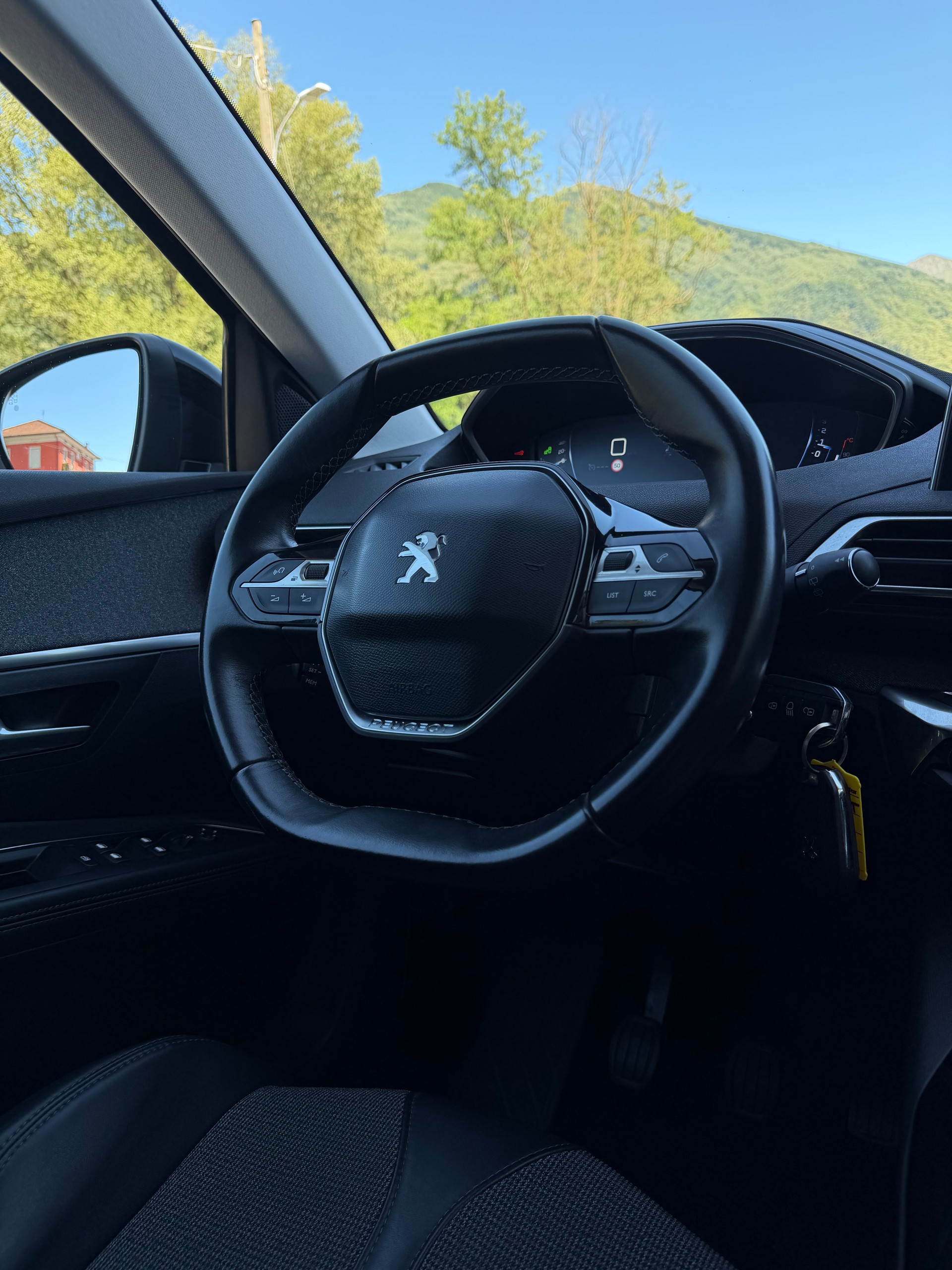 PEUGEOT 5008 1.2 Pure Tech Allure-image-10