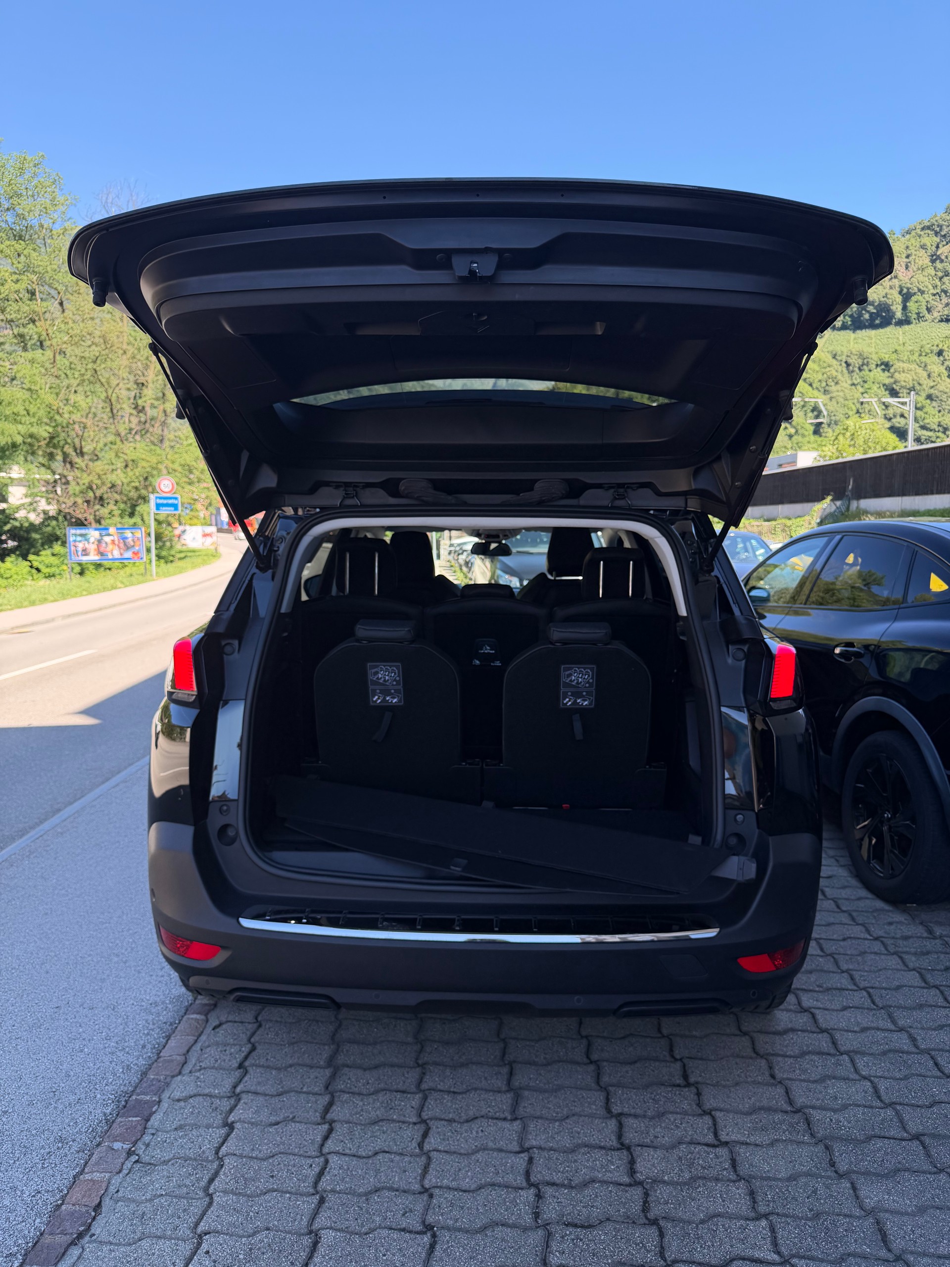 PEUGEOT 5008 1.2 Pure Tech Allure-image-7