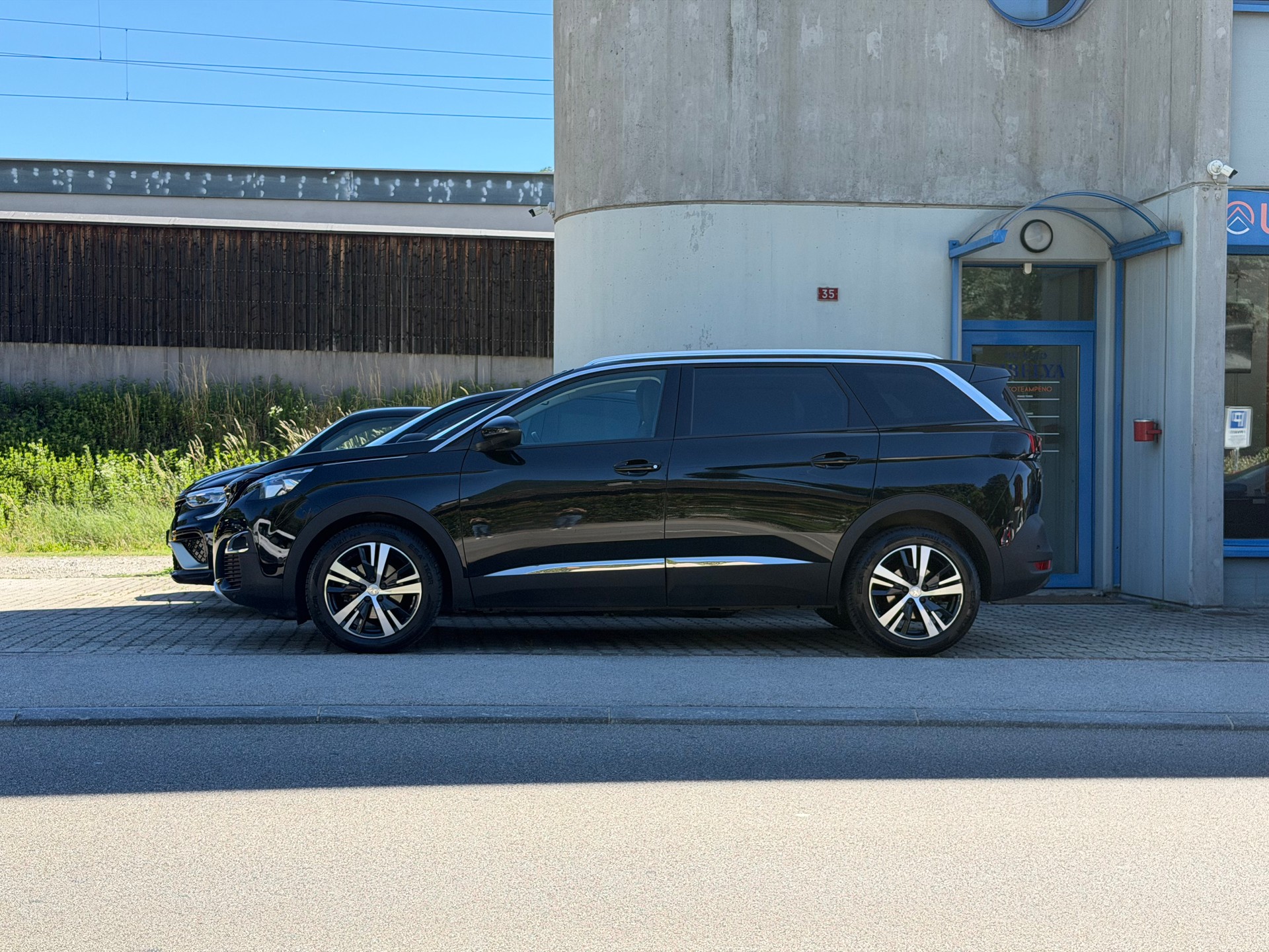 PEUGEOT 5008 1.2 Pure Tech Allure-image-3