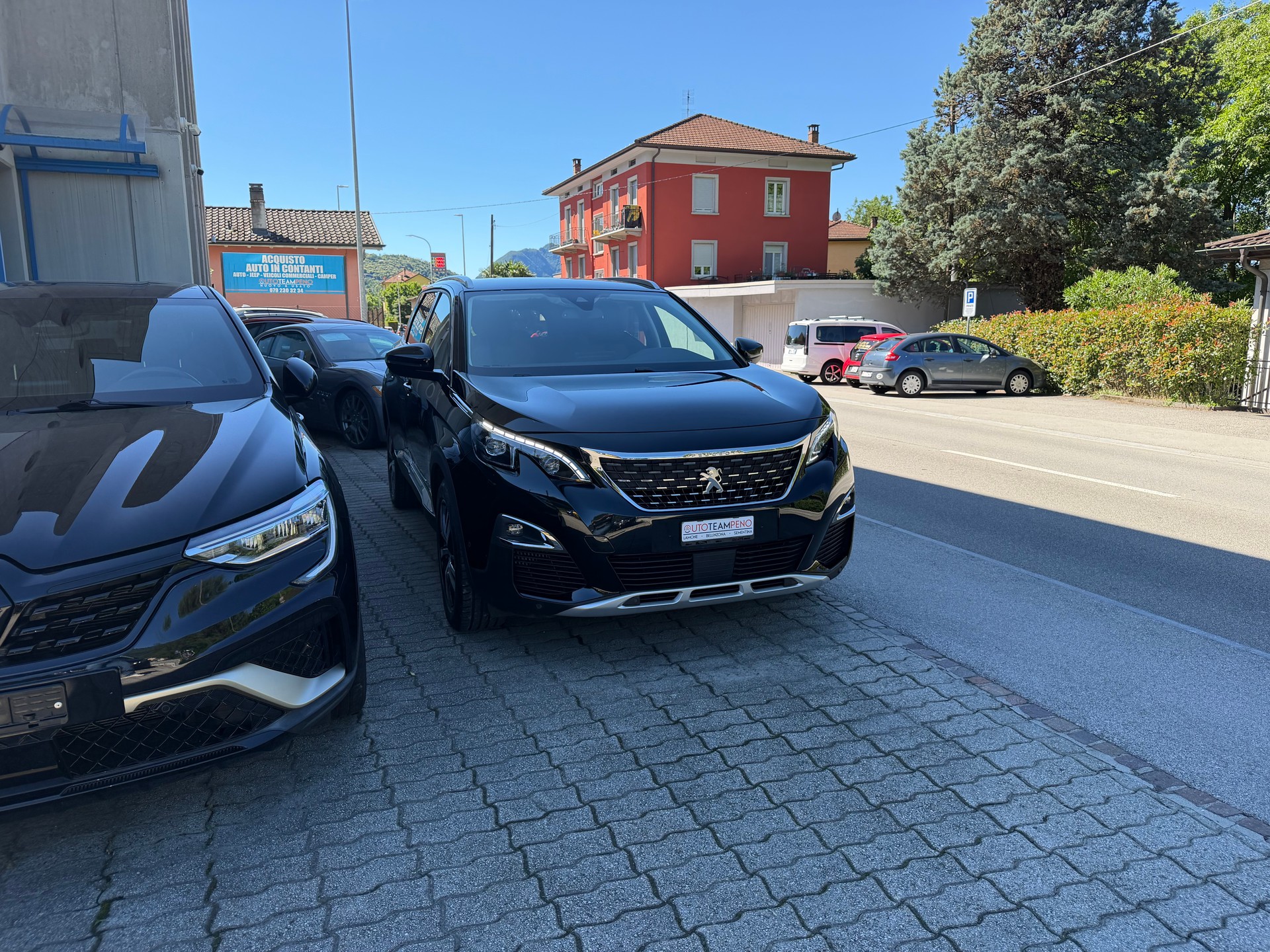 PEUGEOT 5008 1.2 Pure Tech Allure-image-2