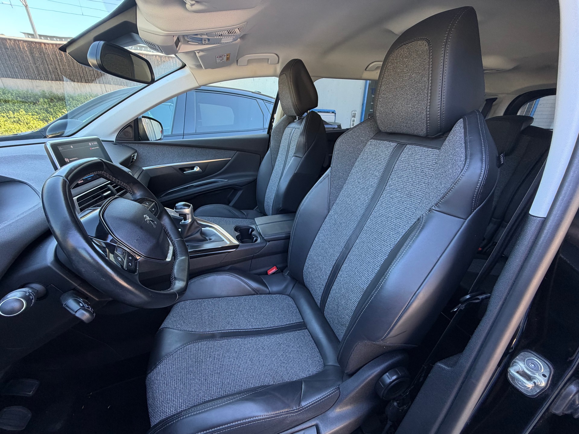PEUGEOT 5008 1.2 Pure Tech Allure-image-8