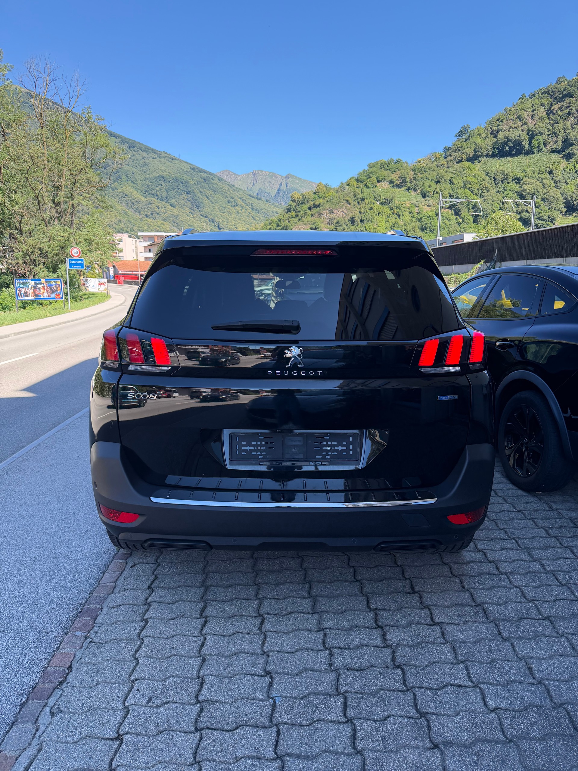 PEUGEOT 5008 1.2 Pure Tech Allure-image-5